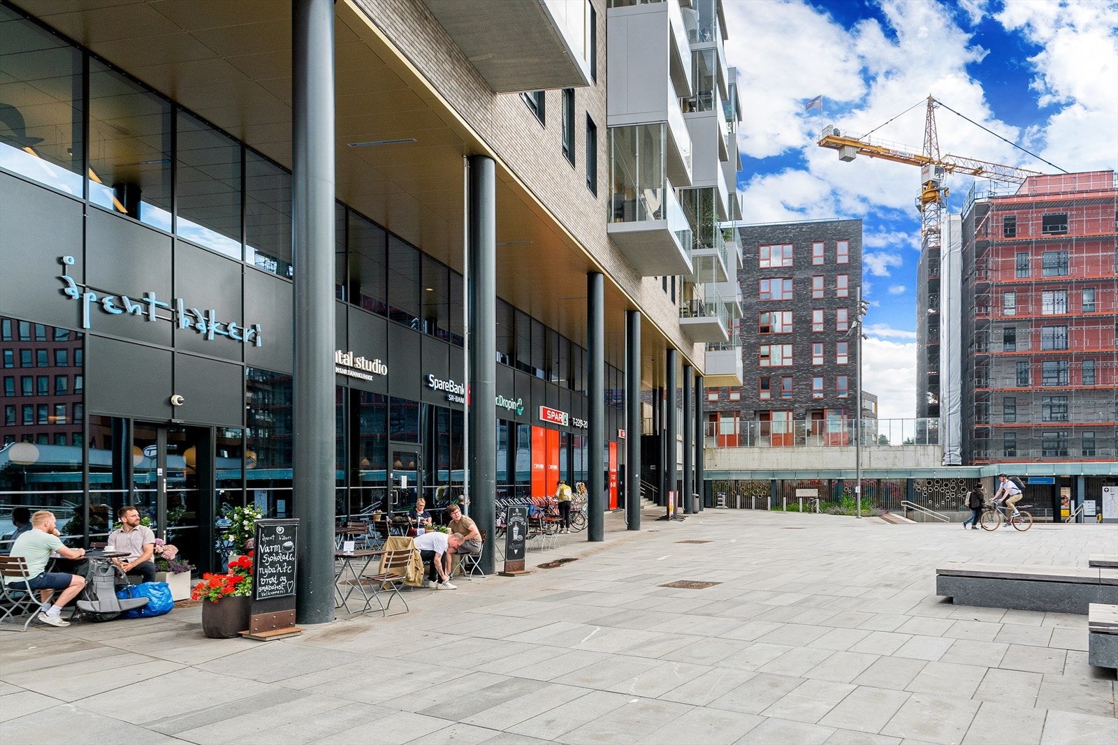 Gatelivet på Ensjø byr på et økende utvalg av butikker og servicetilbud. Galleribilde