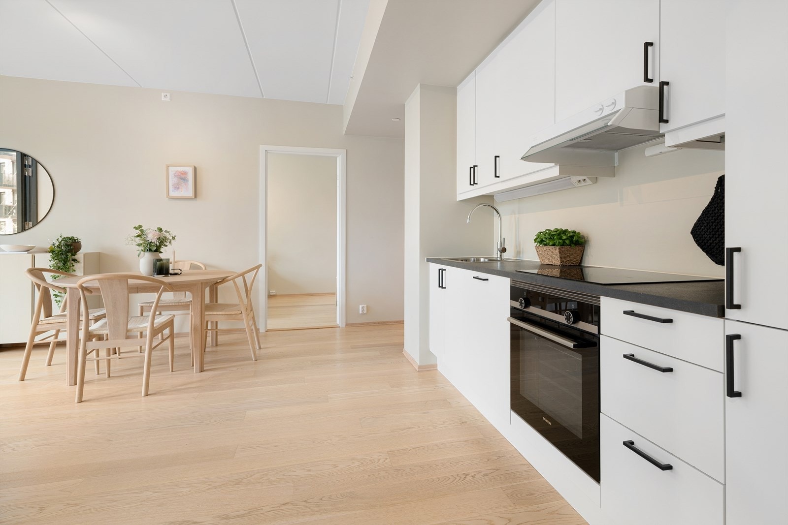 Leiligheten har balansert ventilasjon for et sunt inneklima, med avtrekksventil på kjøkkenet. Galleribilde