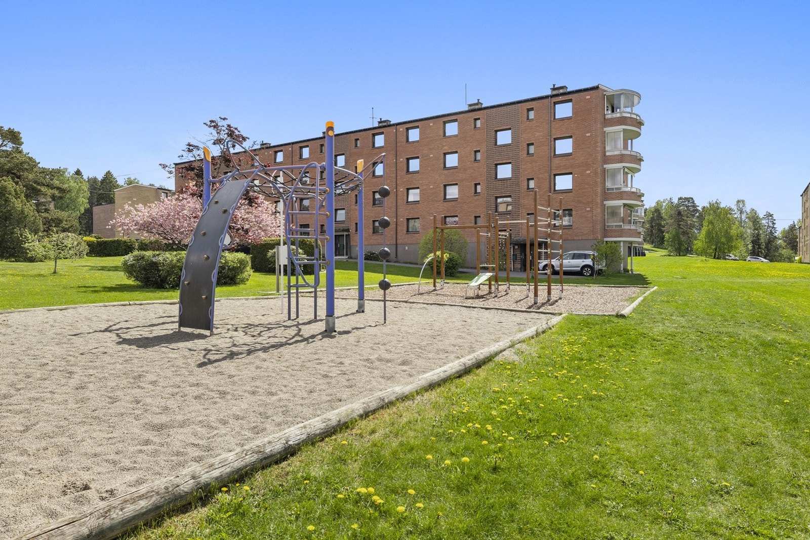Store, grønne fellesarealer med lekeplass for de minste. Galleribilde