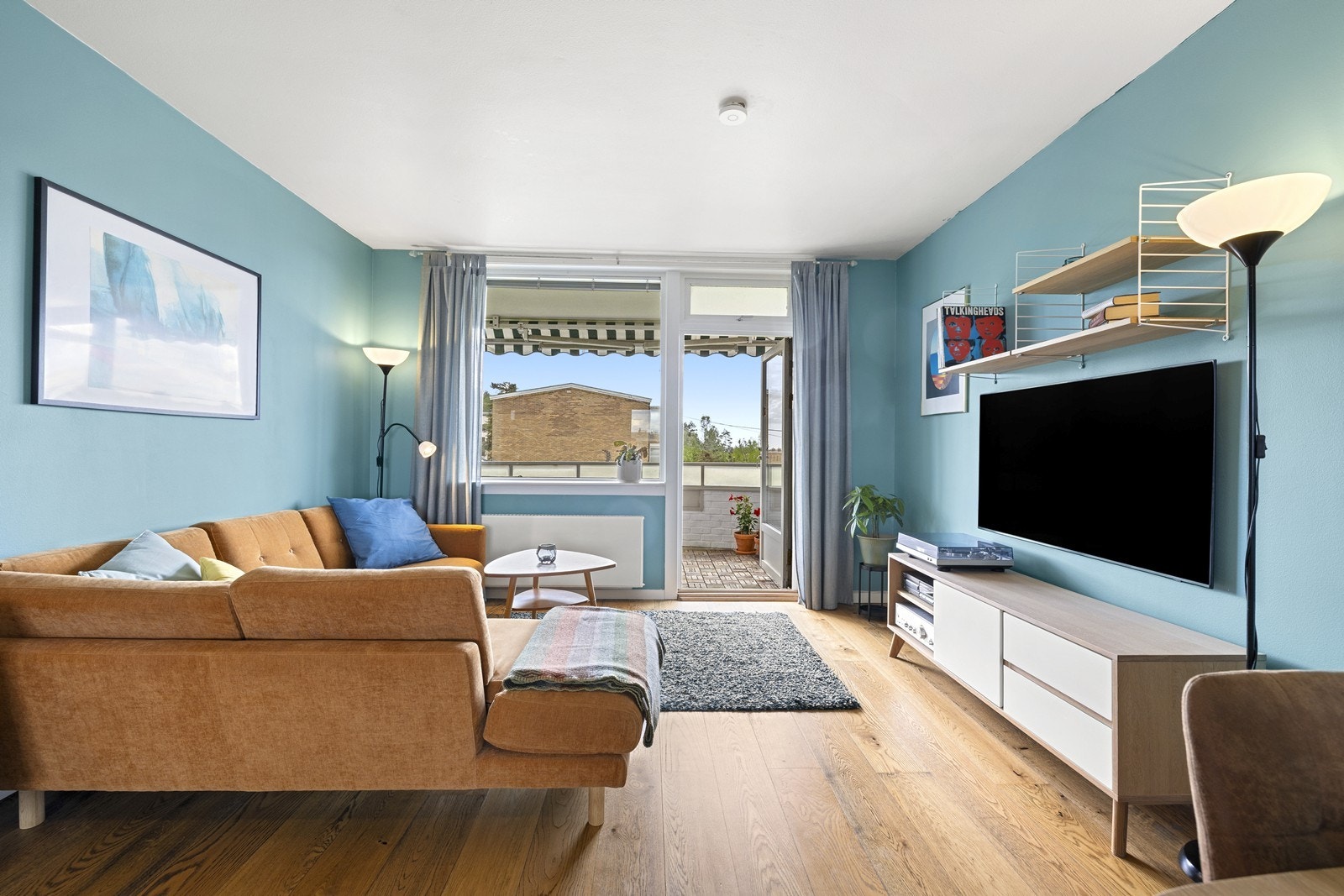 Stuen har god plass til en romslig sofagruppe og oppvarmes av radiatorer tilknyttet sentralfyr. Galleribilde