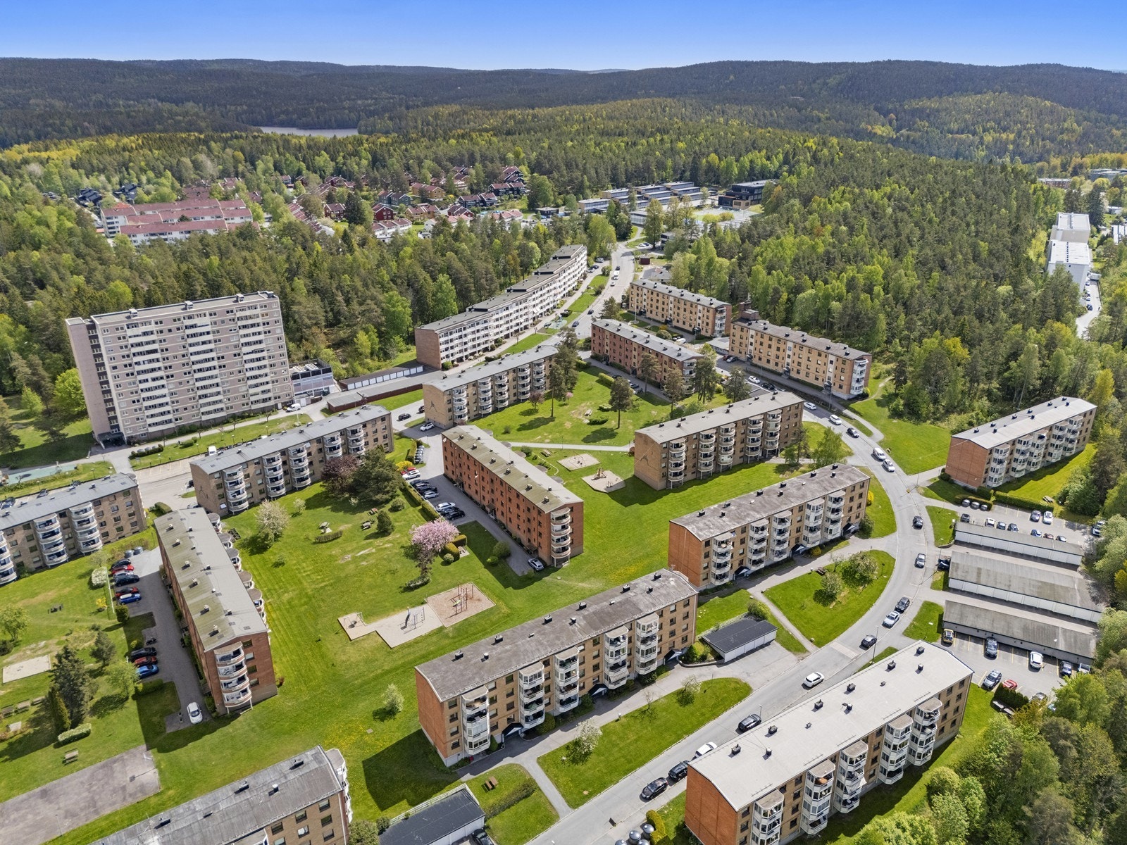 Med Østmarka som nærmeste nabo starter turstier og lysløyper rett utenfor døren. Galleribilde