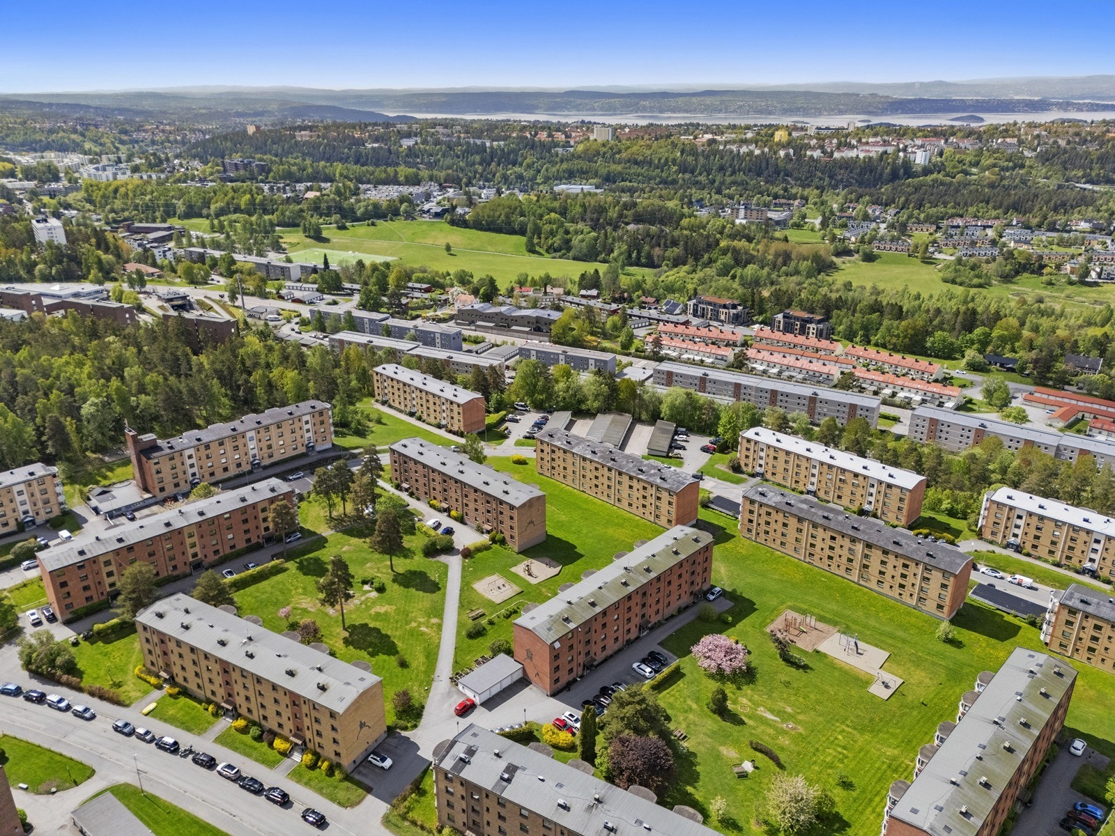 Leiligheten ligger i et etablert boligområde med kort vei til Bøler Senter og T-banestasjonen. Galleribilde