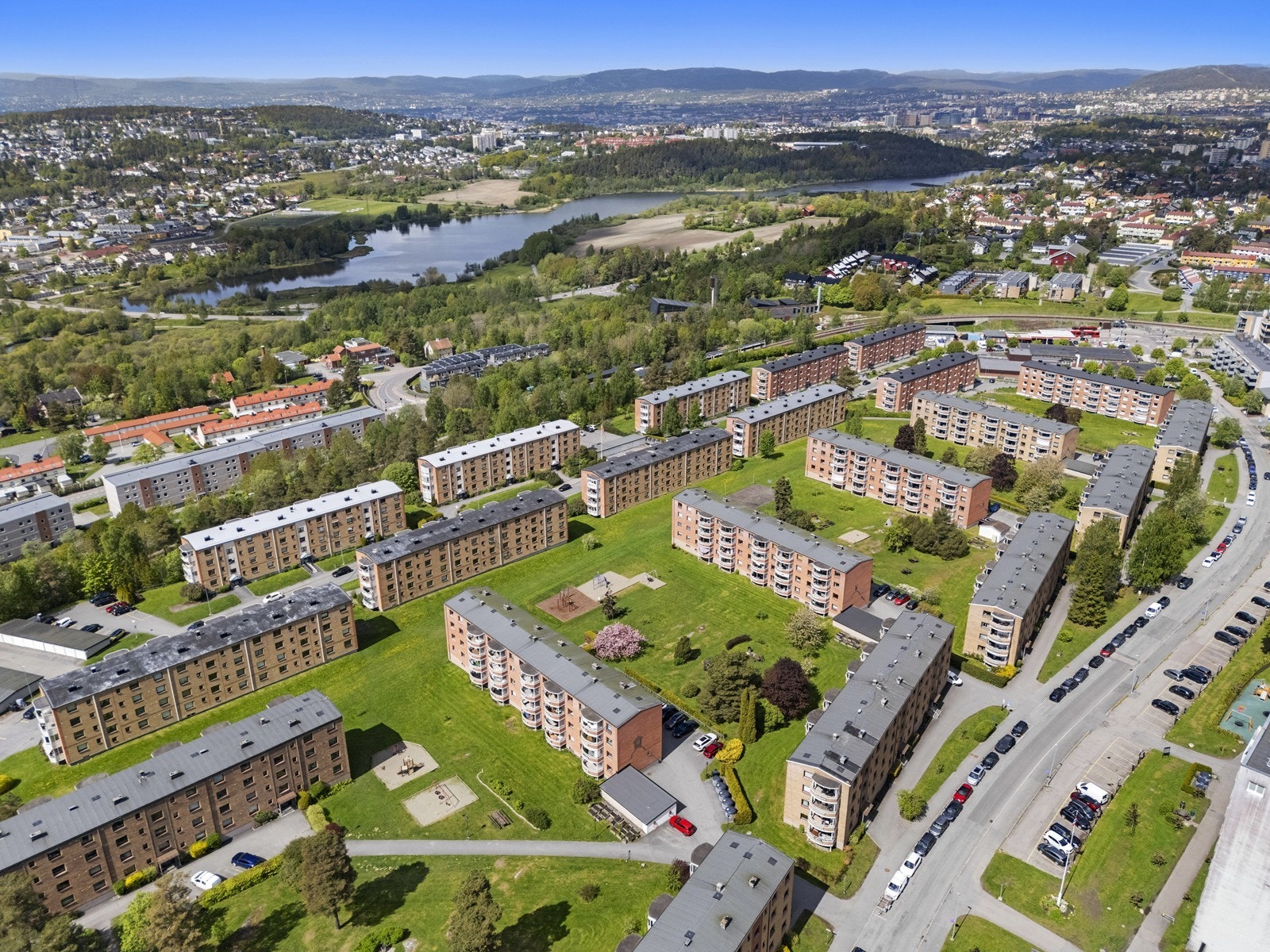 En kort spasertur tar deg til badeplasser ved Nøklevann, et populært samlingspunkt om sommeren. Galleribilde
