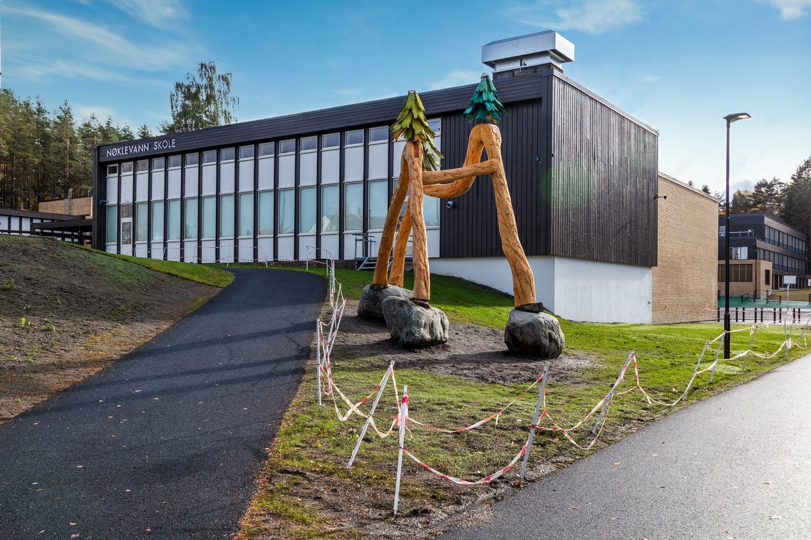 Flere barnehager og skoler, som Bøler og Nøklevann skole, ligger i umiddelbar nærhet. Galleribilde