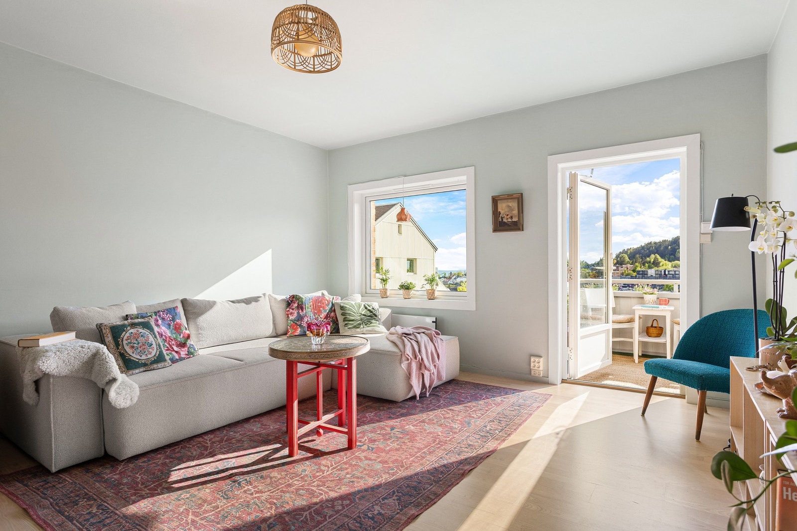 Stuen er holdt i moderne fargevalg og har parkett på gulv. Galleribilde