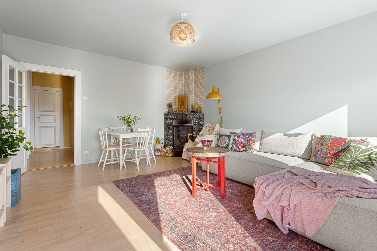 Det er også god plass til spisebord, hvor du kan invitere venner og familie til hyggelige sammenkomster. Galleribilde