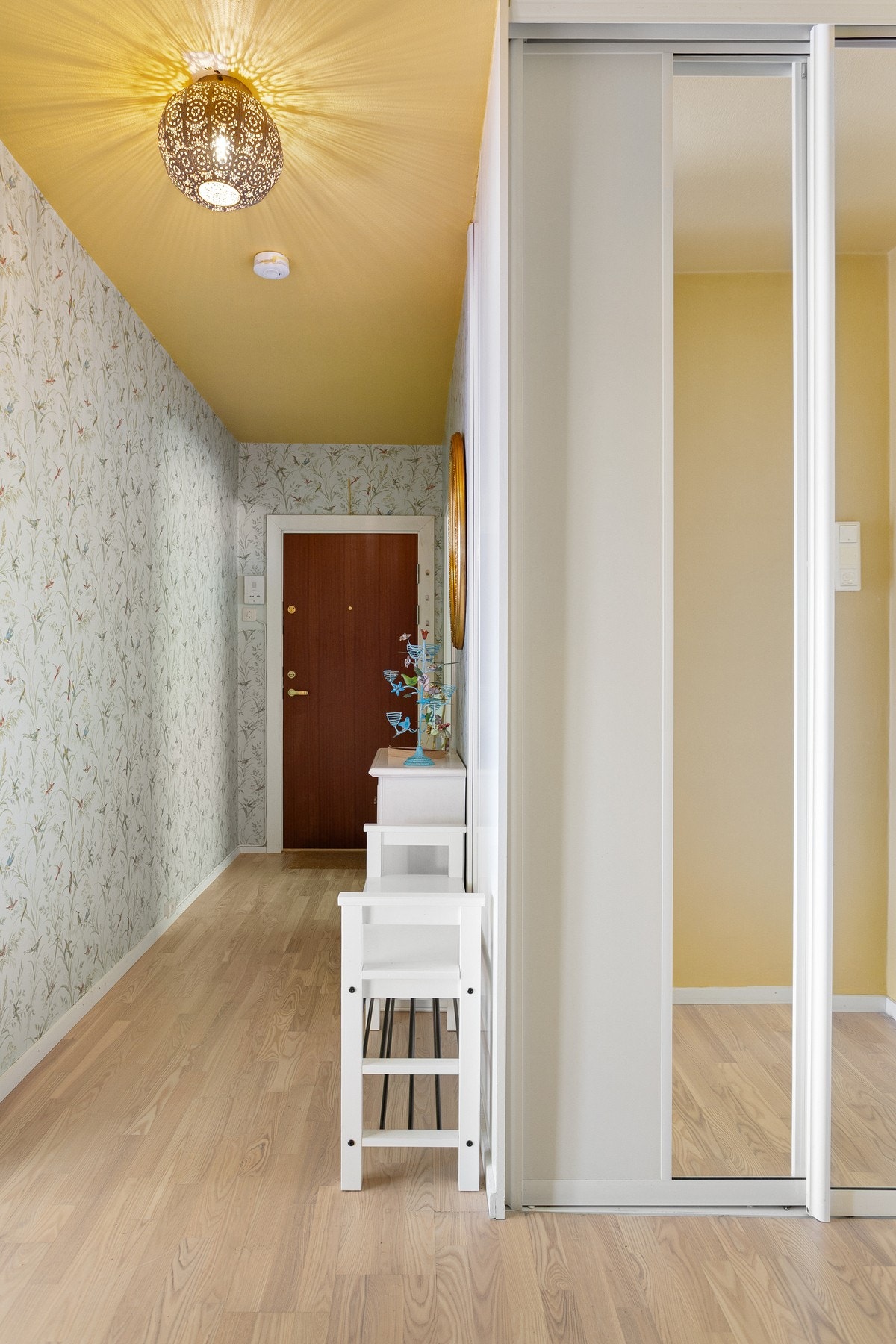Entréen byr på egen skyvedørsgarderobe med gode oppbevaringsmuligheter, samt har du plass til både knaggrekke, speil og skoskap. Galleribilde