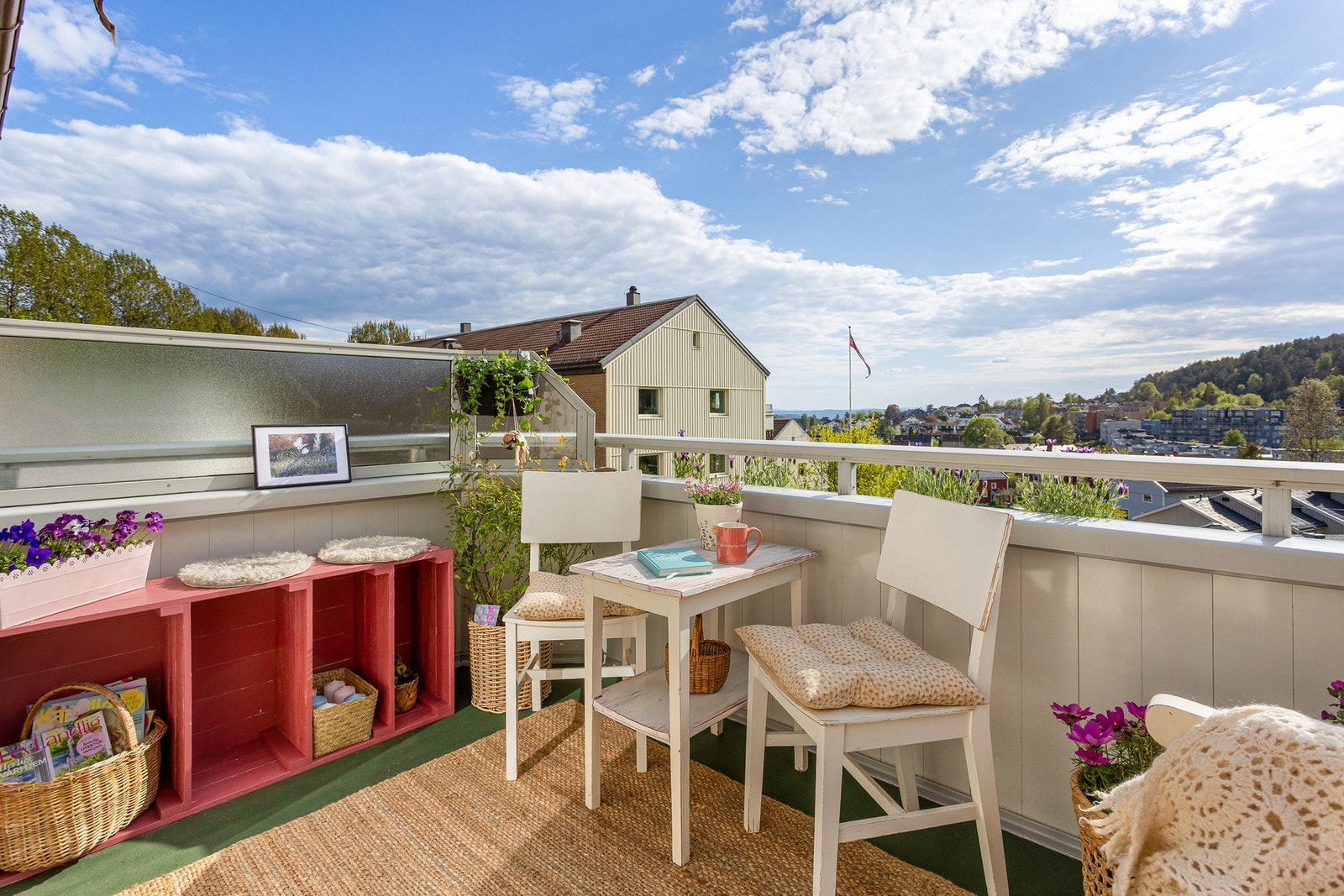 Flott, sydvestvendt balkong med meget gode solforhold. Galleribilde