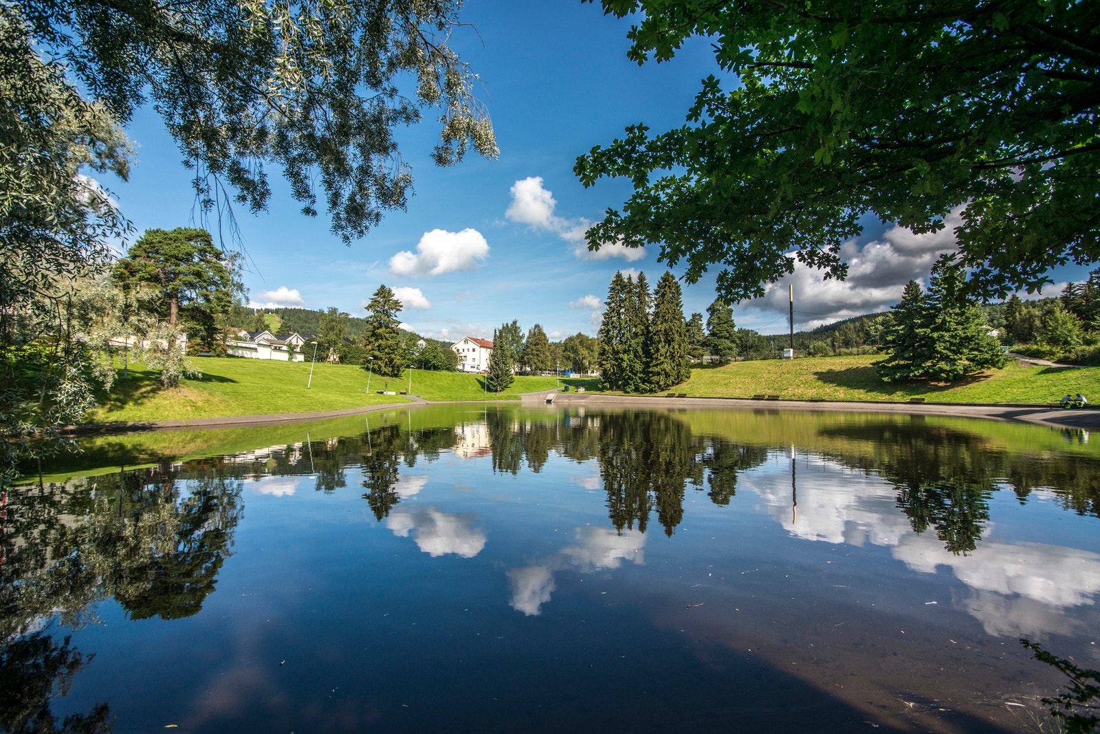 Nyt sommeren ved Årvolldammen. Her får du kort vei til sol, vann og avslappende dager i grønne omgivelser. Galleribilde