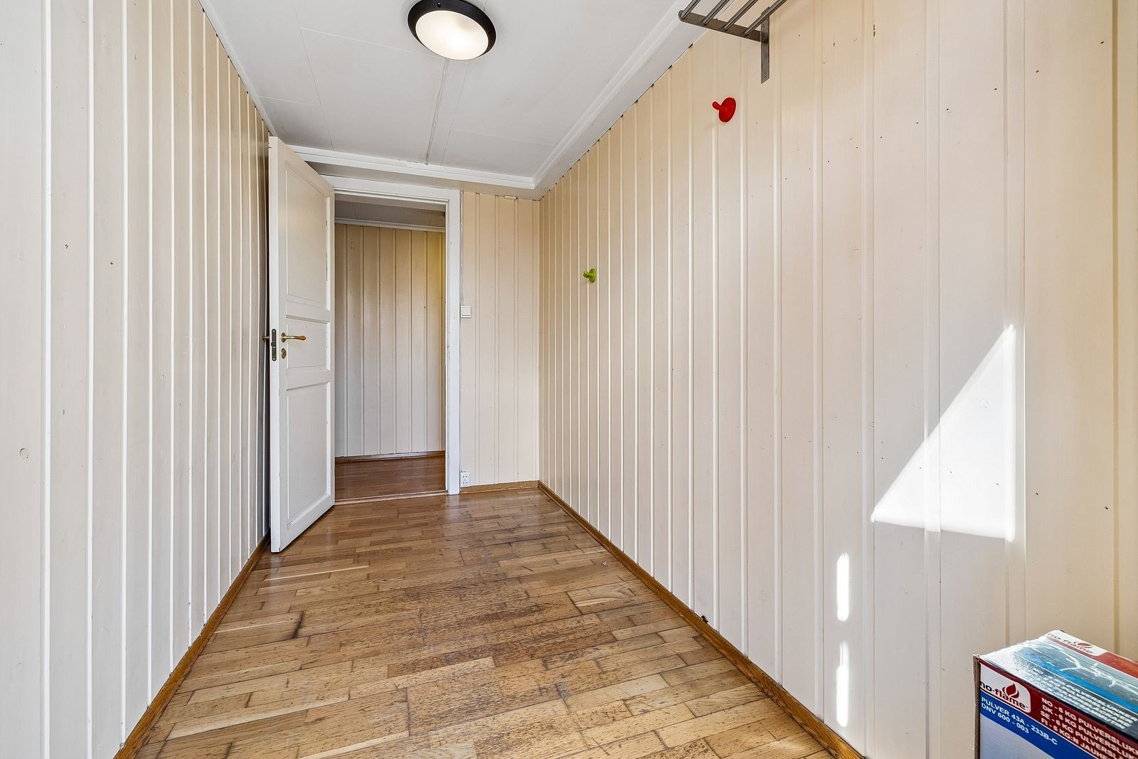 Lys og romslig entre med god plass til å henge fra seg klær. Galleribilde
