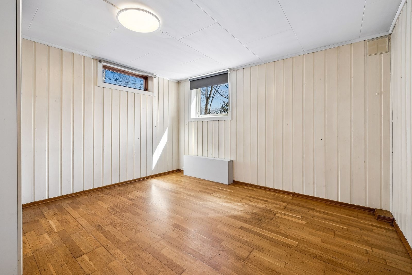 Lyst og romslig soverom med plass til dobbeltseng. Galleribilde