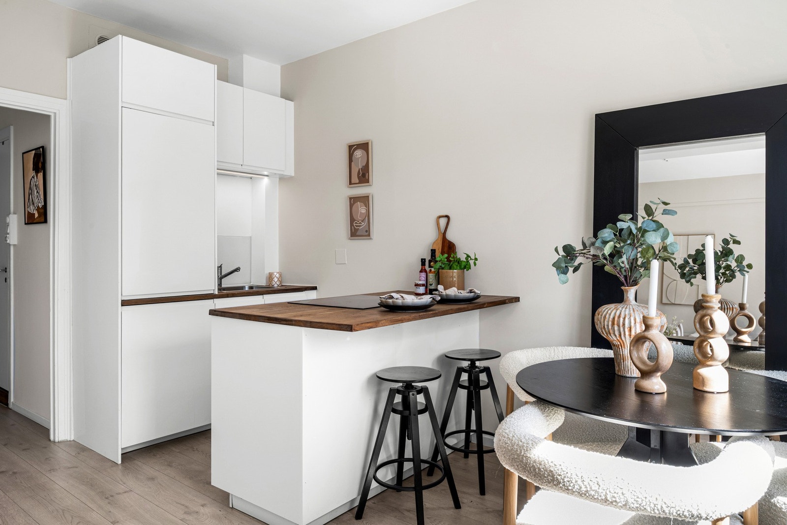 Kjøkken inneholder integrert oppvaskmaskin, kjøleskap, komfyr med platetopp. Galleribilde