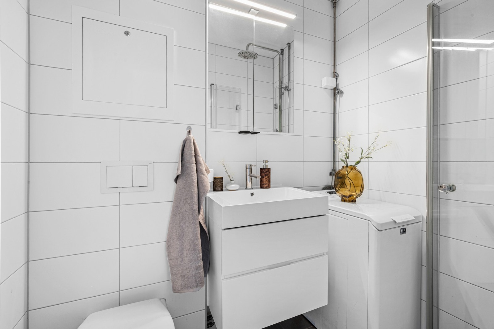 Moderne dusjbad med opplegg til vaskemaskin Galleribilde
