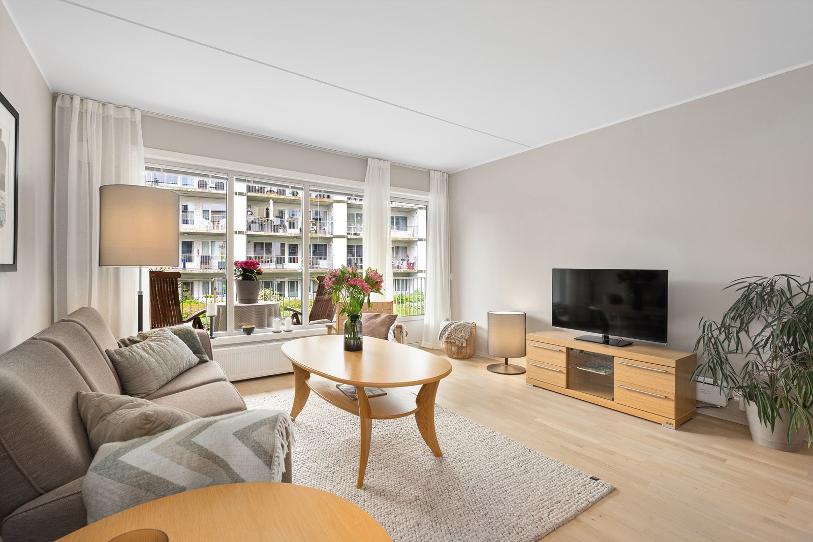 Store vindusflater slipper inn rikelig med naturlig dagslys inn i den nymalte stuen. Stuen er av god størrelse med plass til både en sofa- og en spisestuegruppe. Galleribilde