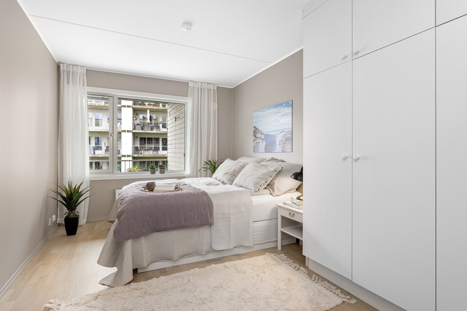 Hovedsoverommet vender som stuen inn mot bakgården. Det er plass til dobbeltseng med tilhørende nattbord, samt garderobeløsning. Det er også direkte tilkomst til badet. Galleribilde