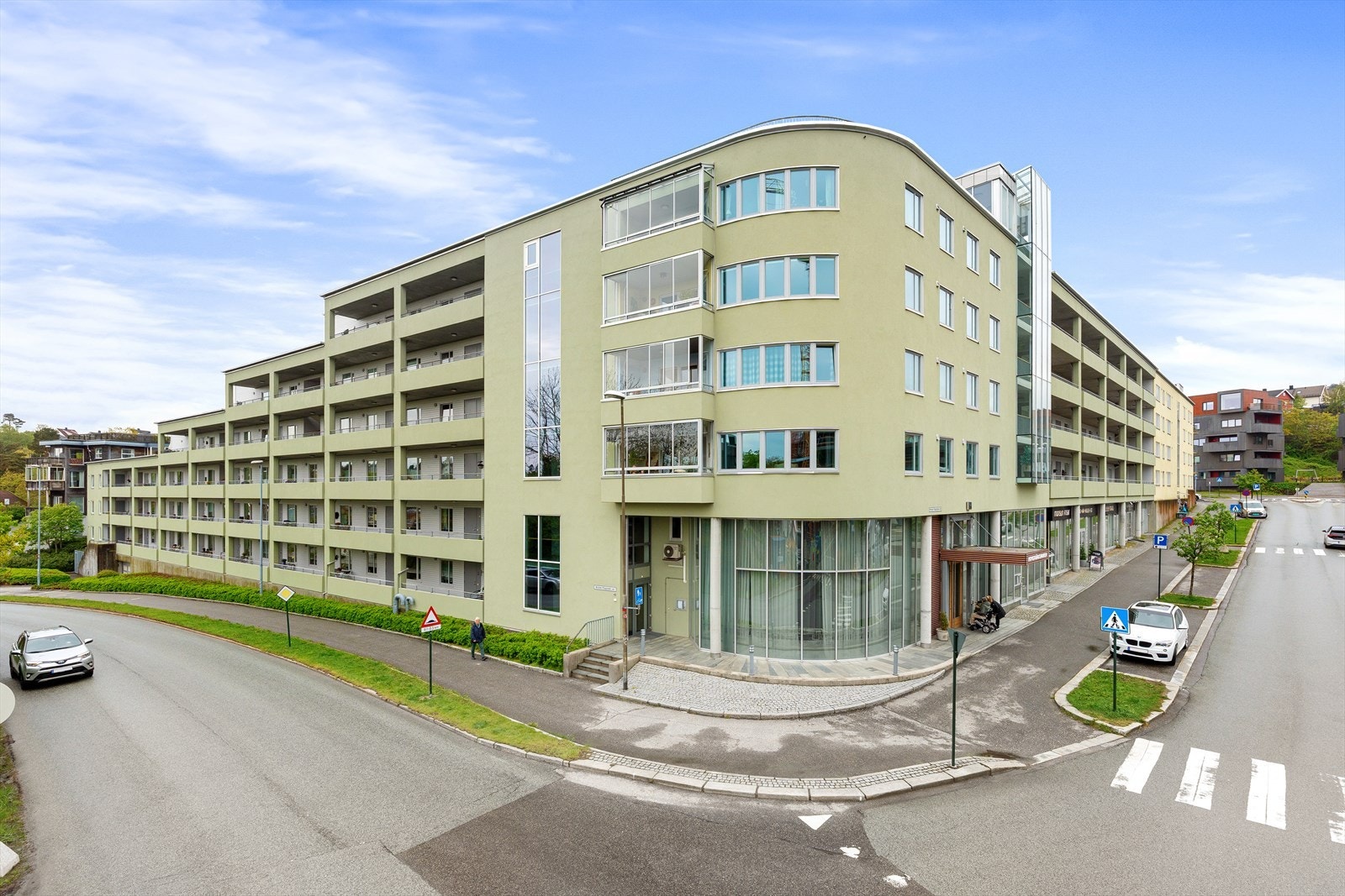 Med sin sentrale plassering og egen frisørsalong, hudpleie med mer i bygget vil du har gangavstand til det aller meste. Bygget ble oppført i 2006 og det har ikke vært flere eiere til aktuell leilighet. Galleribilde