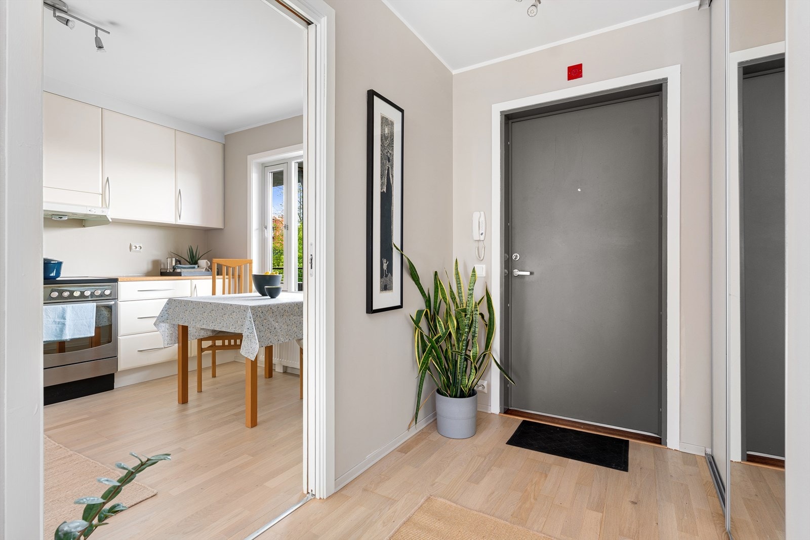 Det er callinganlegg i bygget som slipper venner og familie enkelt inn. Heis tar deg opp og ned til inngangsparti og til garasjen hvor det medfølger en ekstern bod i tillegg til parkeringsplass. Galleribilde
