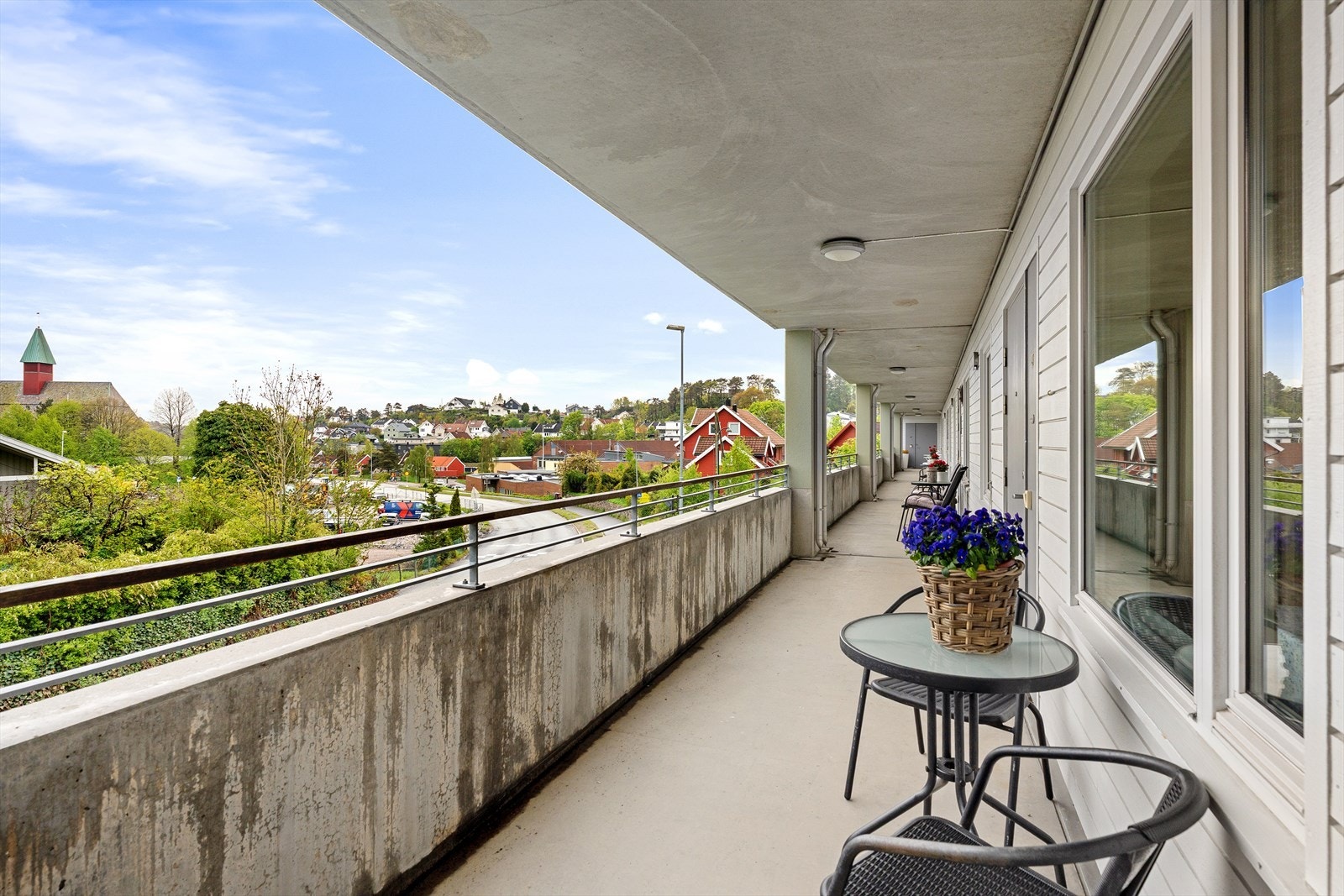 I svalgangen er det overbygget og her får du inn morgensolen hvor du kan følge med på det som skjer i nærområdet. Galleribilde