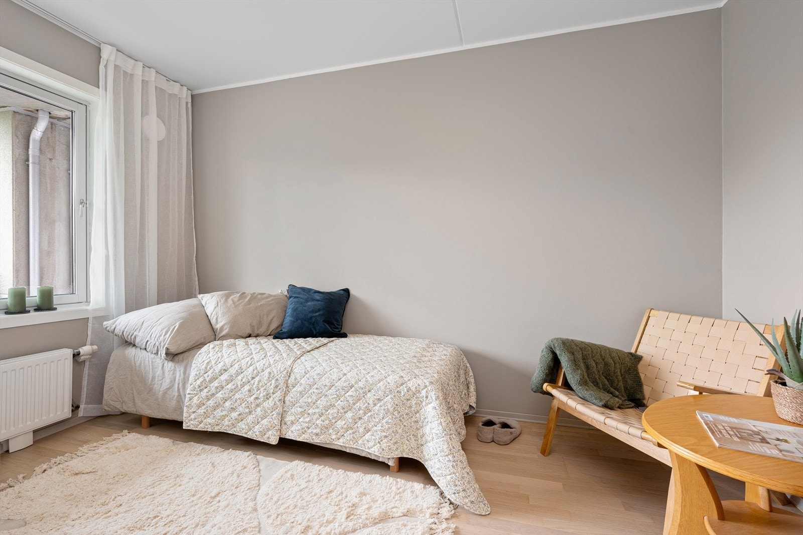 Soverom nr. 2 er også av god størrelse med plass til seng, arbeidspult og garderobeløsning om ønskelig. Galleribilde