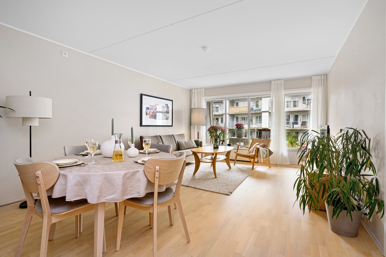 Leiligheten er svært innbydende og nylig ble parkettgulvet pusset og lakket, samt at de fleste overflater ble malt opp i duse fargetoner. Galleribilde