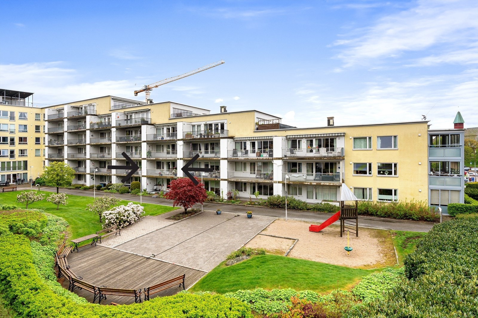 Se pilmarkeringer for aktuell leilighet. I tillegg finnes det en stor felles takterrasse i borettslaget, samt betjent resepsjon, lobby, treningsrom, selskapslokale mm. Galleribilde