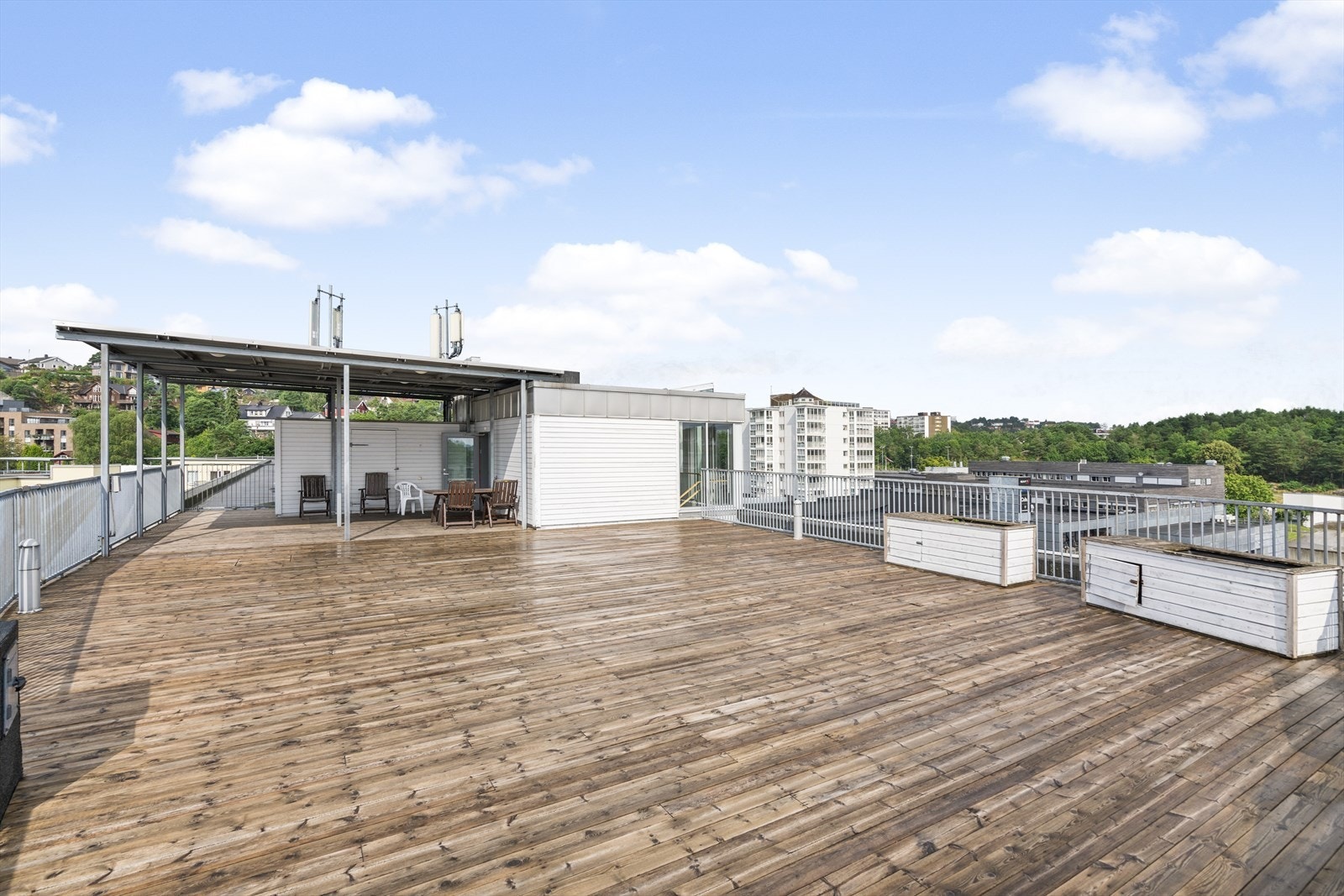 På taket er det en stor felles takterrasse hvor du har sol fra morgen til kveld. Galleribilde