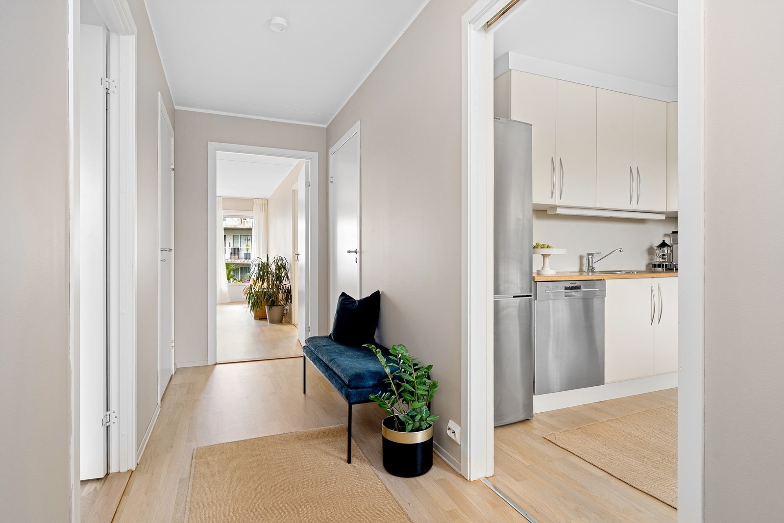 Videre inn i mellomgangen er det også plass til en sittebenk, en kommode eller annet du trenger. Galleribilde