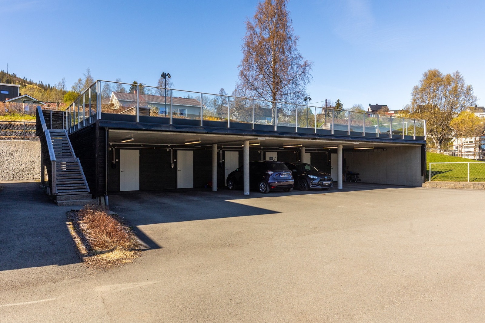 Carport med opplegg for elbilladding (egen ladder må kjøpes) og bod i bakkant Galleribilde