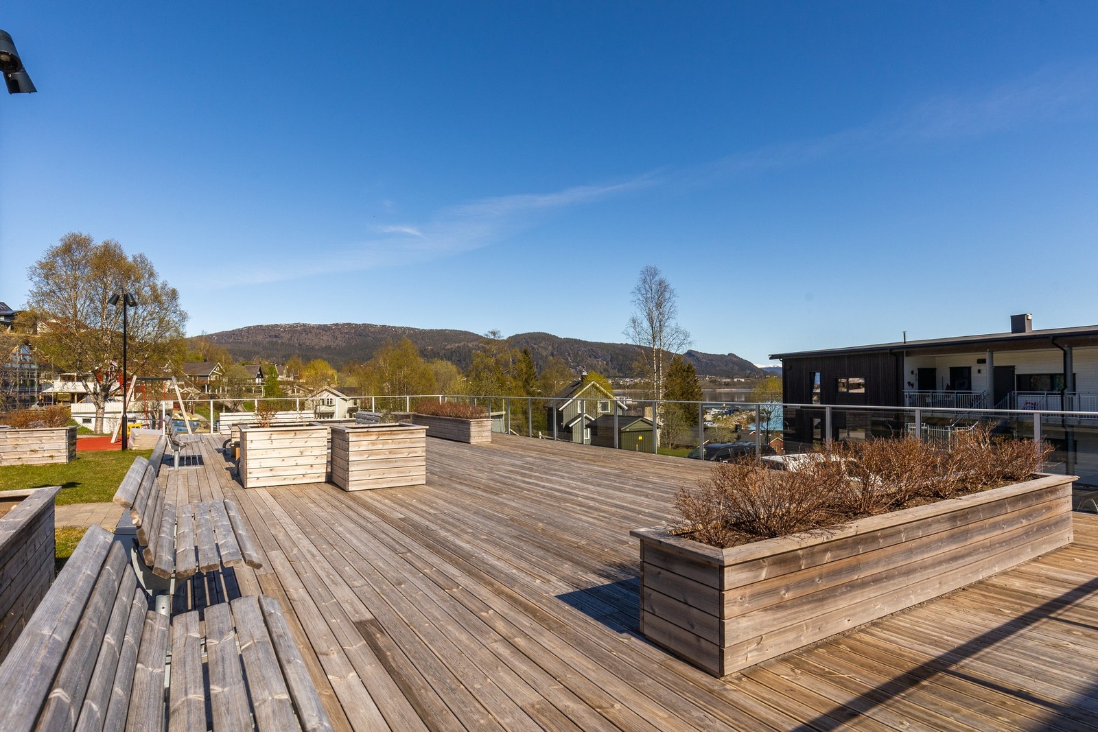 Borettslaget har svært fine fellesområder med blant annet felles terrasse over carport Galleribilde