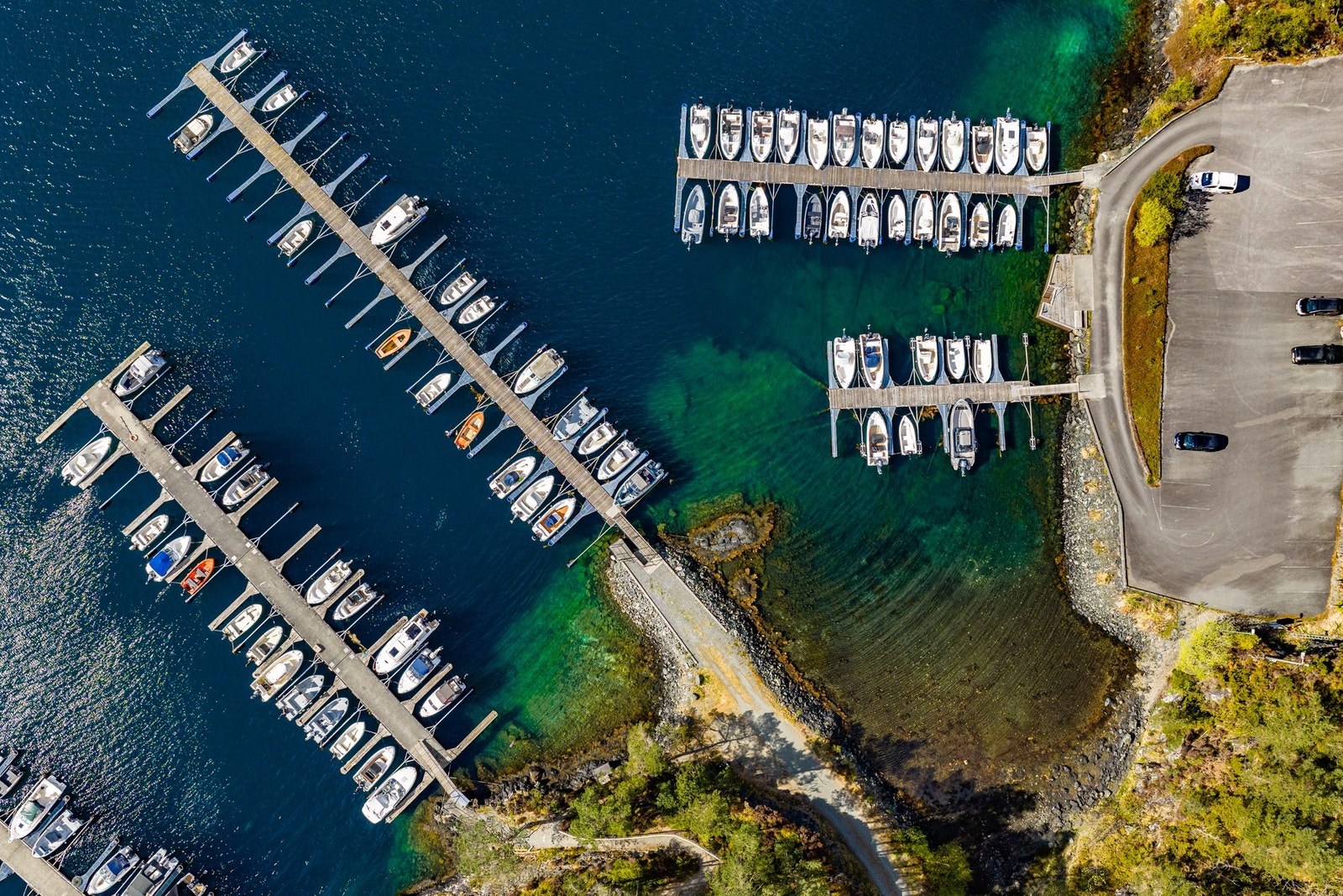 Marina med 7 faste båtplasser og 5 parkeringsplasser (fordelt med 6 i den ene og 1 plass i den andre, parkering med 4 pluss 1 plass) Galleribilde