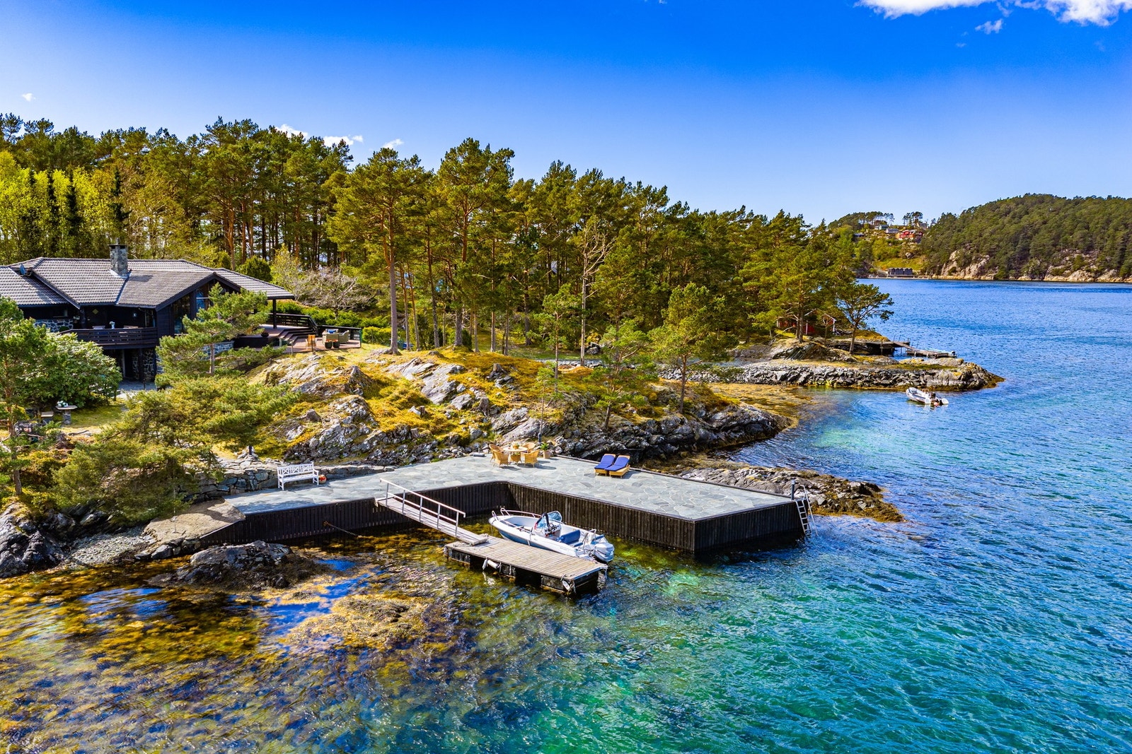 Dypvannskai. Se hvor diskret og pent hytten ligger i lendet. Galleribilde