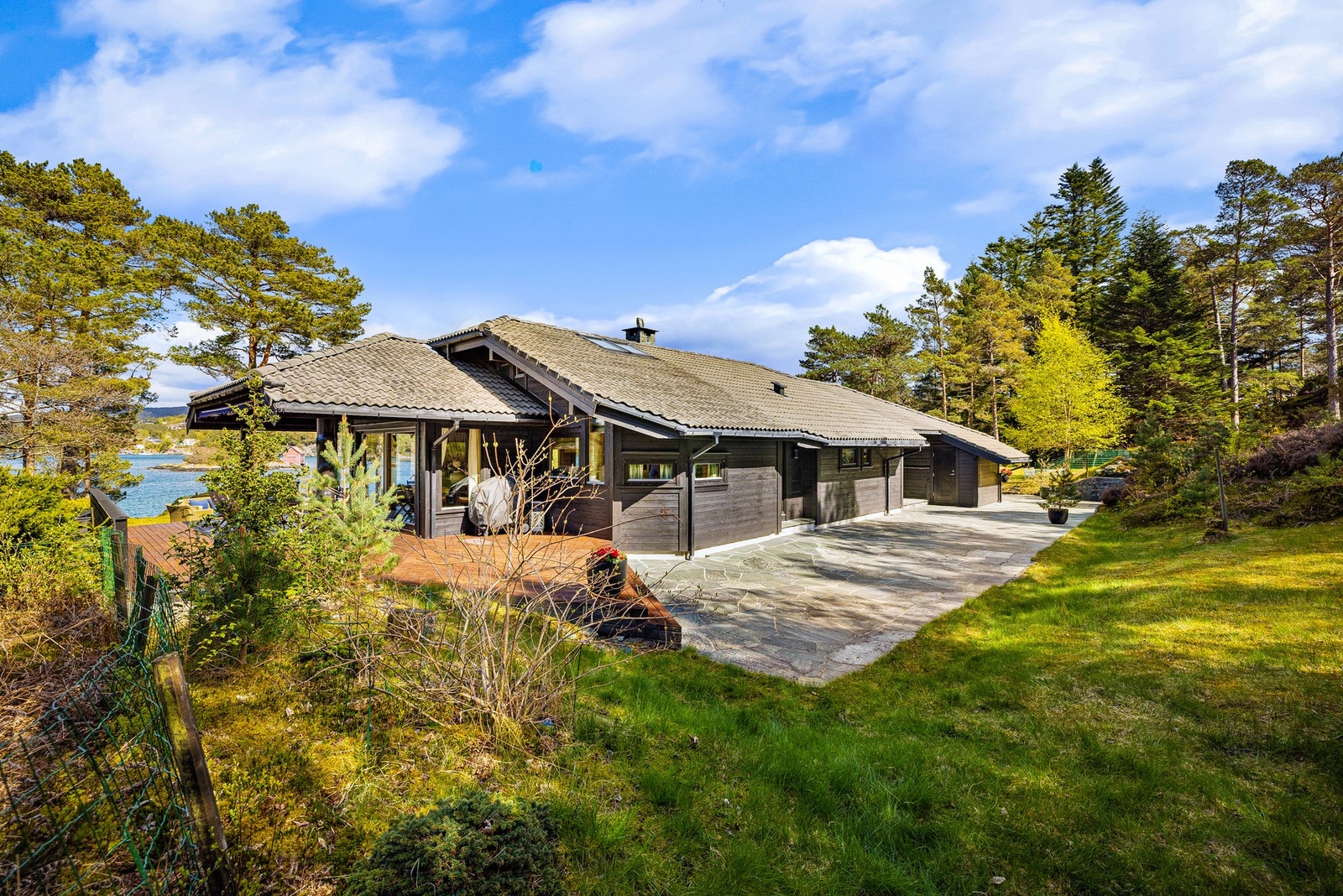 Her er skiferlagt terrasse i bakhagen, hvor man er helt usjenert Galleribilde