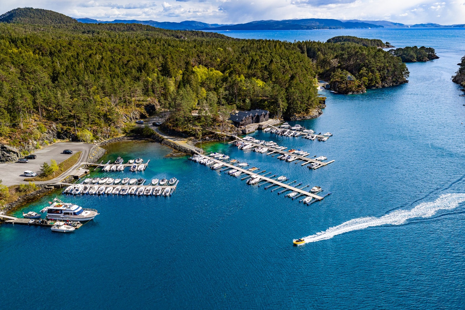 Marina med faste plasser og parkering Galleribilde