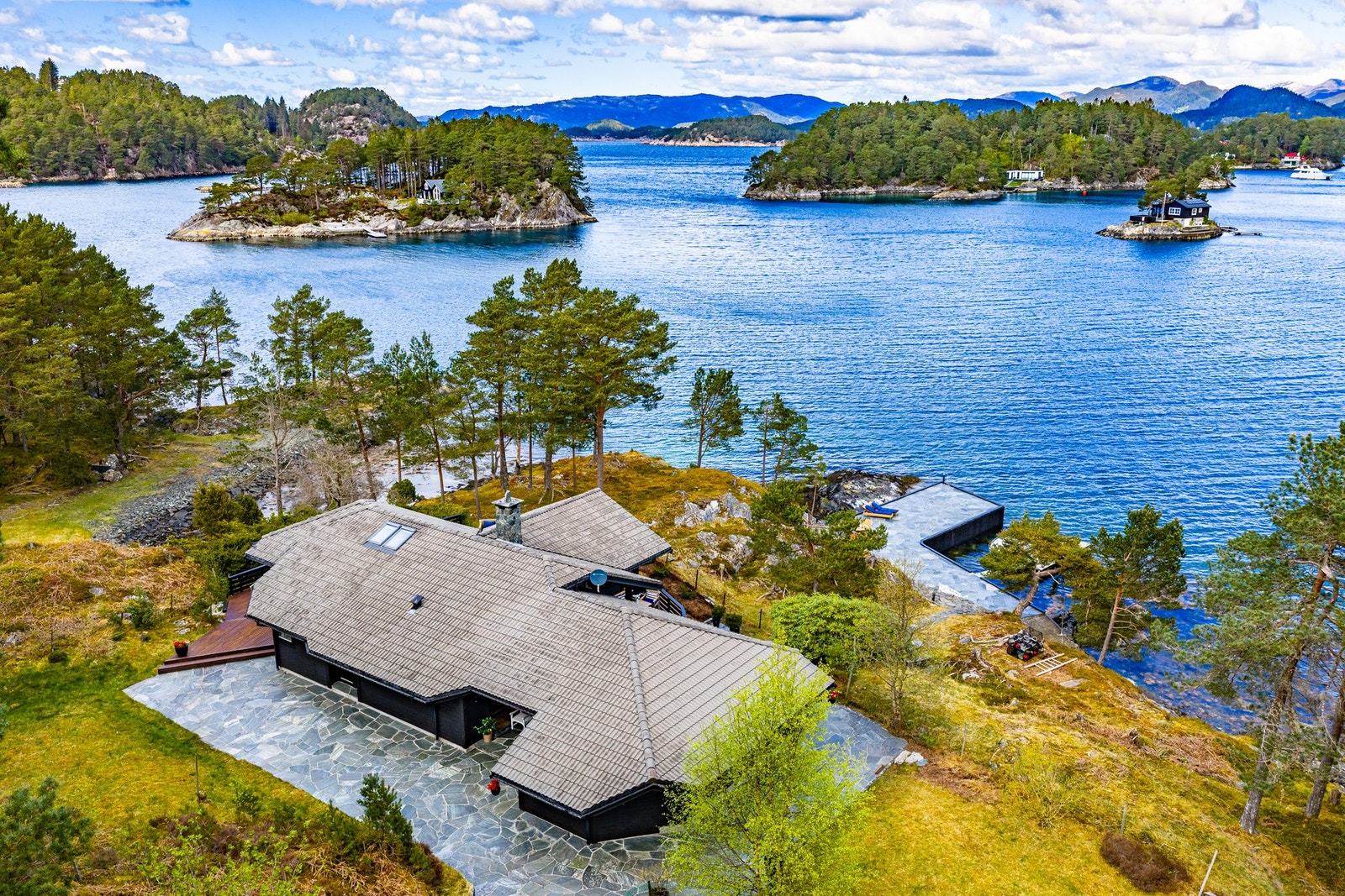 Her ser man hovedeiendommen og kaianlegget ved nausteparsellen Galleribilde
