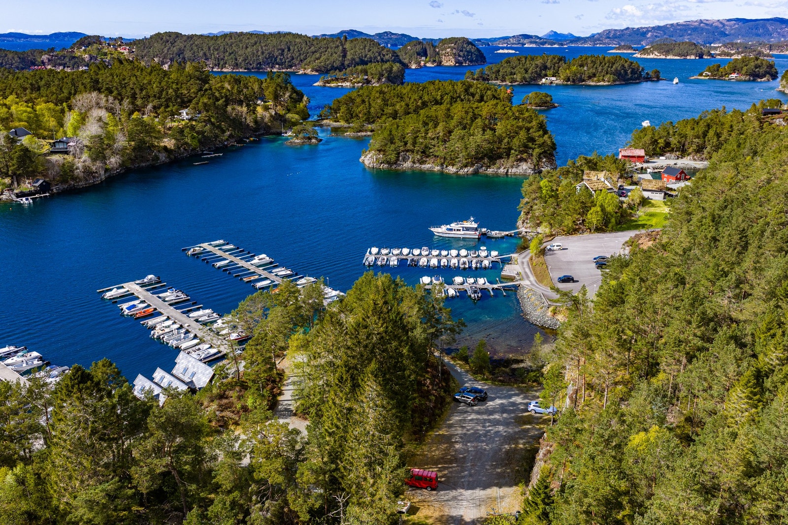 Marina med faste plasser og parkering, her ser man over på eiendommene. Galleribilde