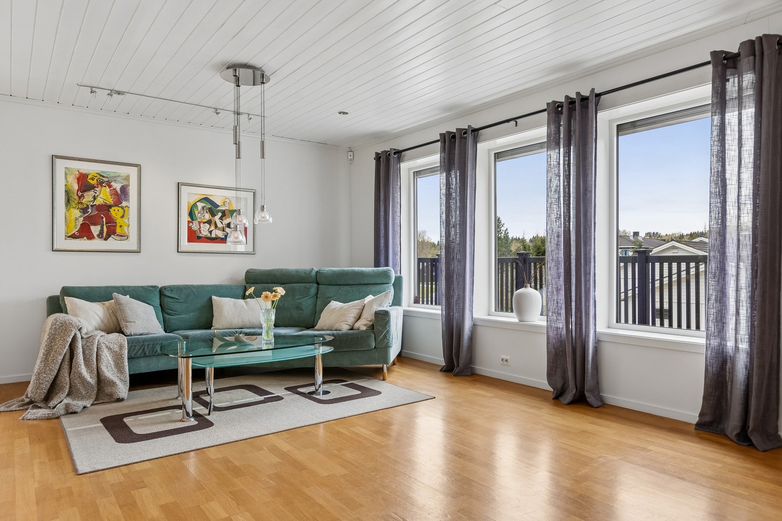 Lysstyring i trapp, stue, og downlights på kjøkken er av type x-comfort. Galleribilde