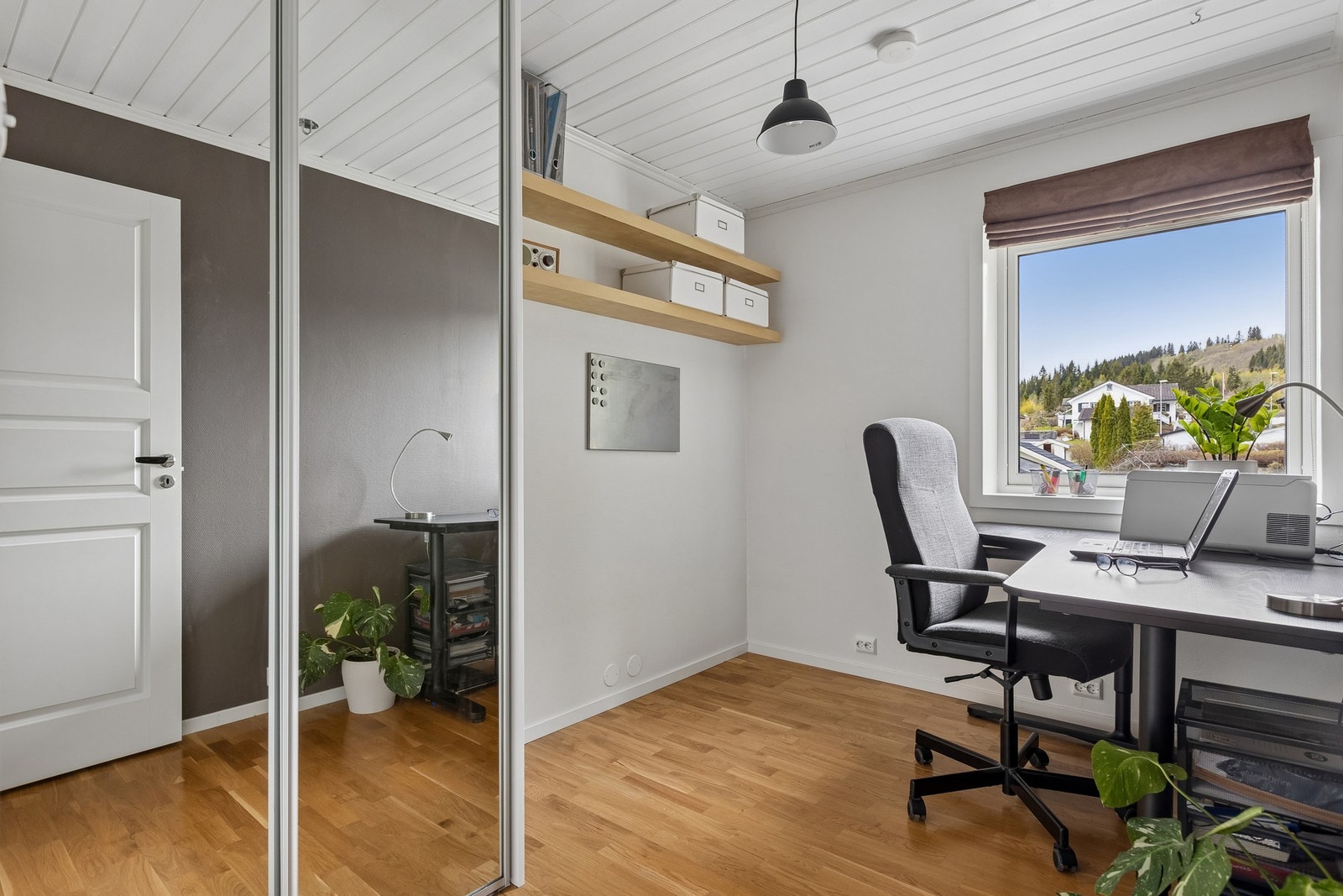 Lyst og praktisk soverom som her er innredet som kontor - enkelt å tilpasse etter behov. Galleribilde