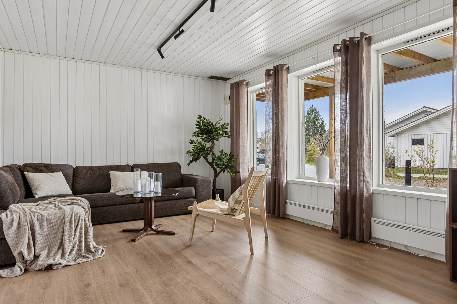 Underetasjen byr på en kjellerstue, bod, vaskerom/ baderom, en meget romslig garasje. Ekstra tv-stue/hobbyrom i sokkelen. Galleribilde