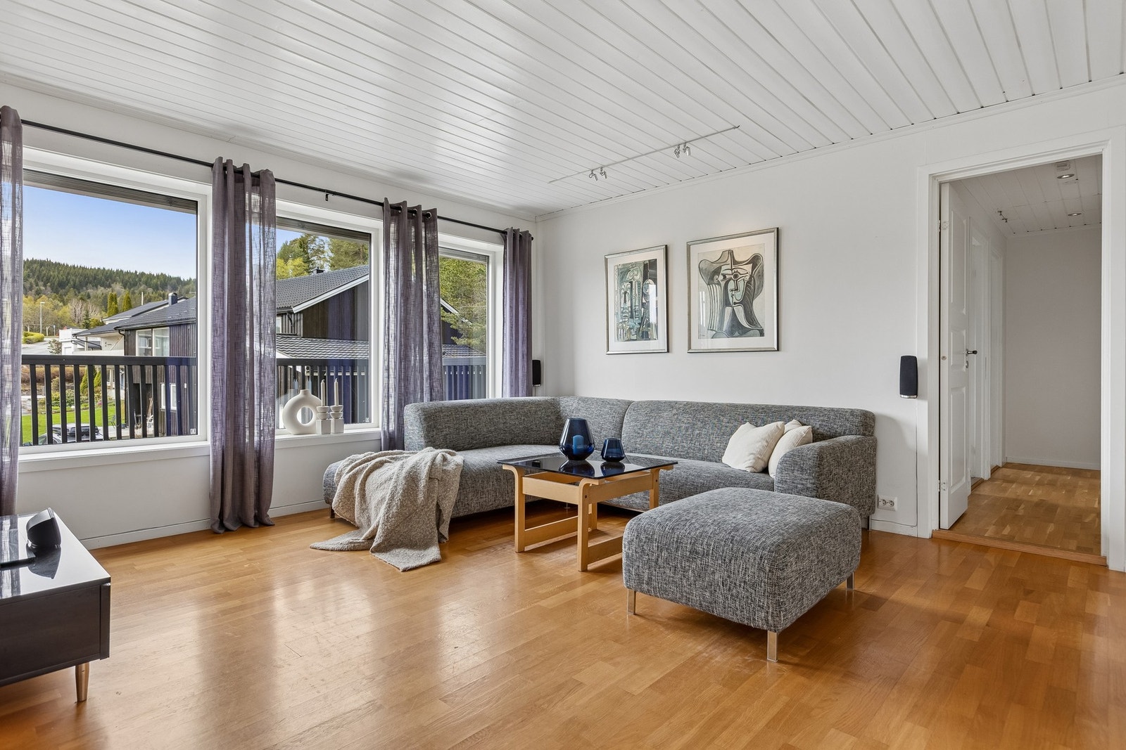 Stuen deles enkelt inn i flere soner. Legg merke til alt lyset som kommer inn i rommet fra store og mange vindusflater. Galleribilde