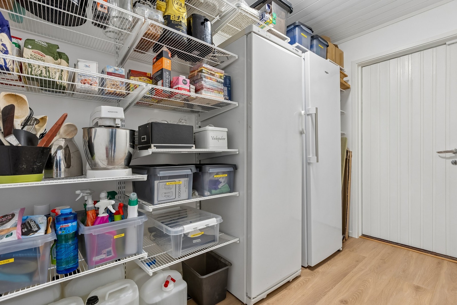 Praktisk matbod på 4,8 kvm ved siden av kjøkkenet. som byr på godt med lagringsplass og bevegelsesfølere på lys. Boligen har totalt 3 boder på totalt 17,2 kvm. Galleribilde