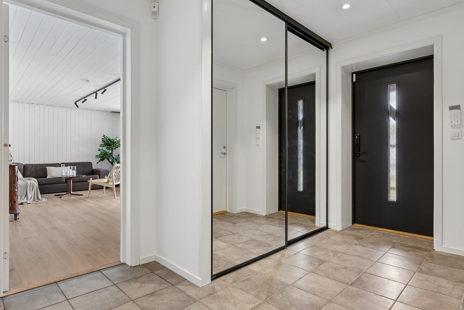 Velkommen til underetasjen! Her blir du møtt av en lys og innbydende entré med innebygd skyvedørsgarderobe. Her er det trådløs styring av lys (plejd). Galleribilde