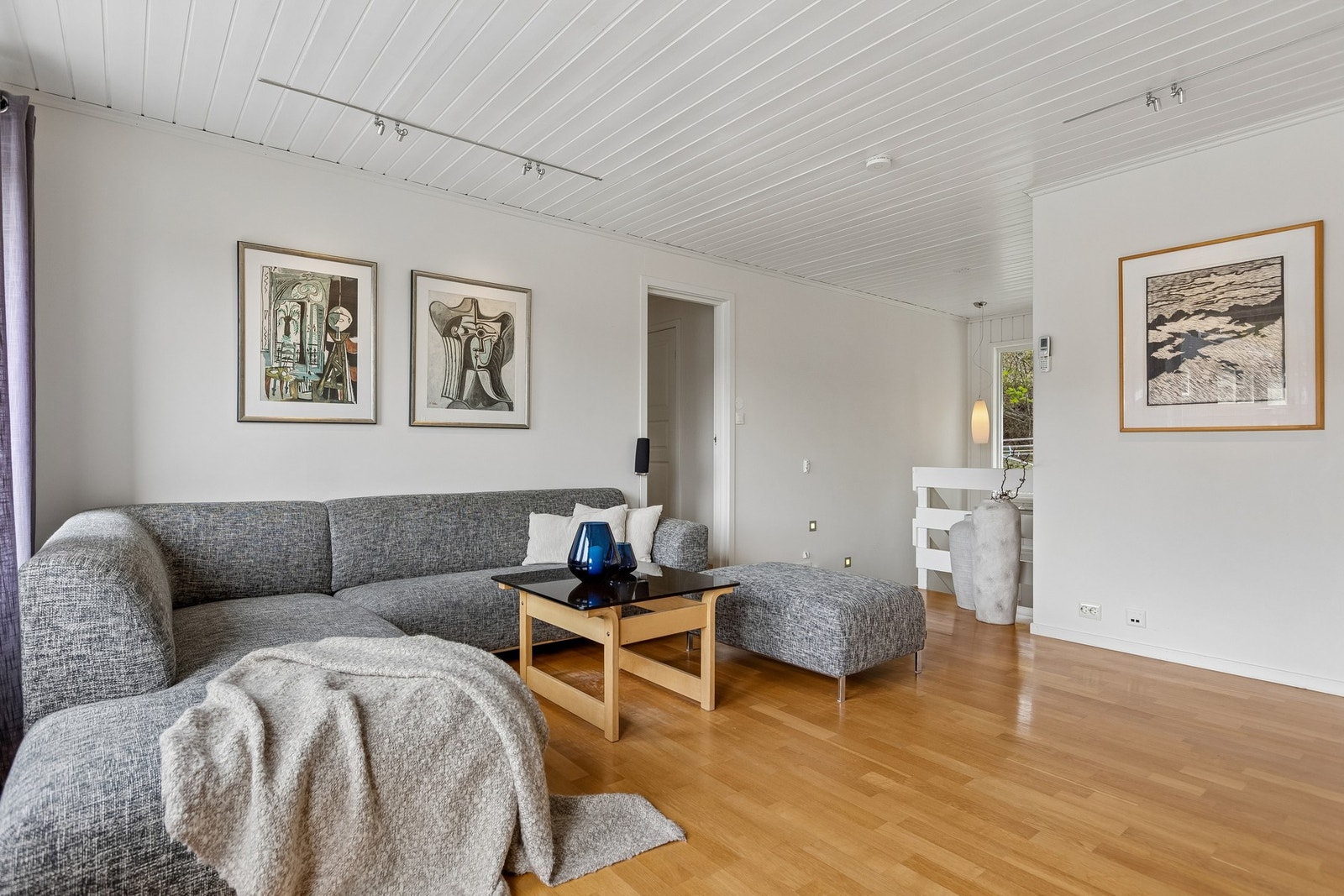 De nøytrale fargevalgene gjør det enkelt å sette sitt eget preg på interiøret. Stilig belysning i trapp. Galleribilde