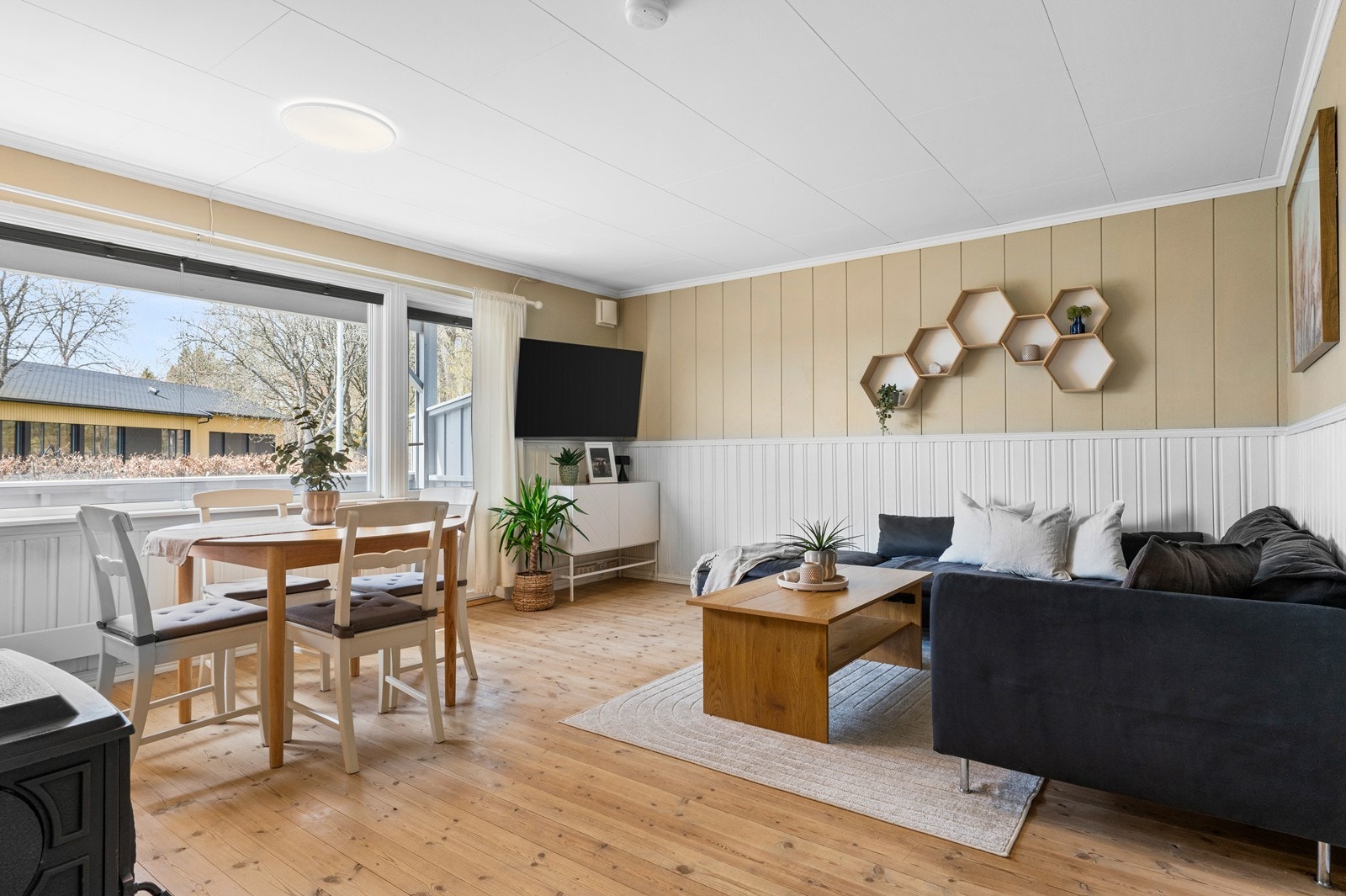 Stuen har god plass til både sofagruppe og spisebord. Galleribilde