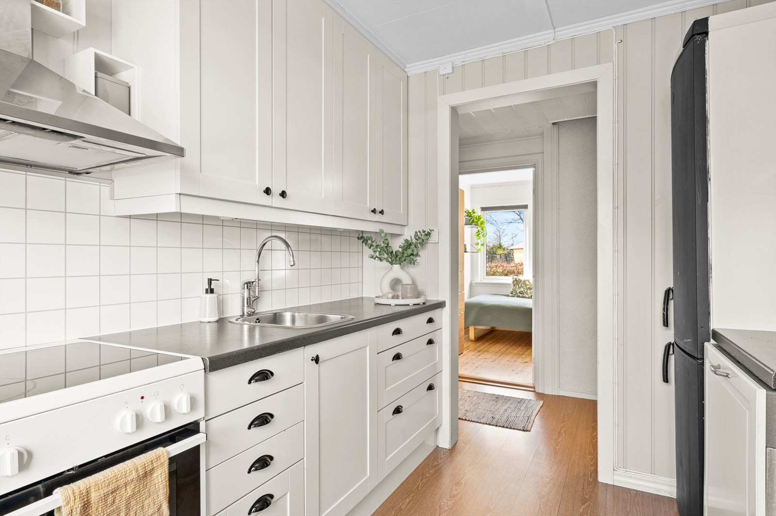 Kjøkkenet har en funksjonell utforming og ligger praktisk til i leiligheten, med tilknytning til gangen. Galleribilde