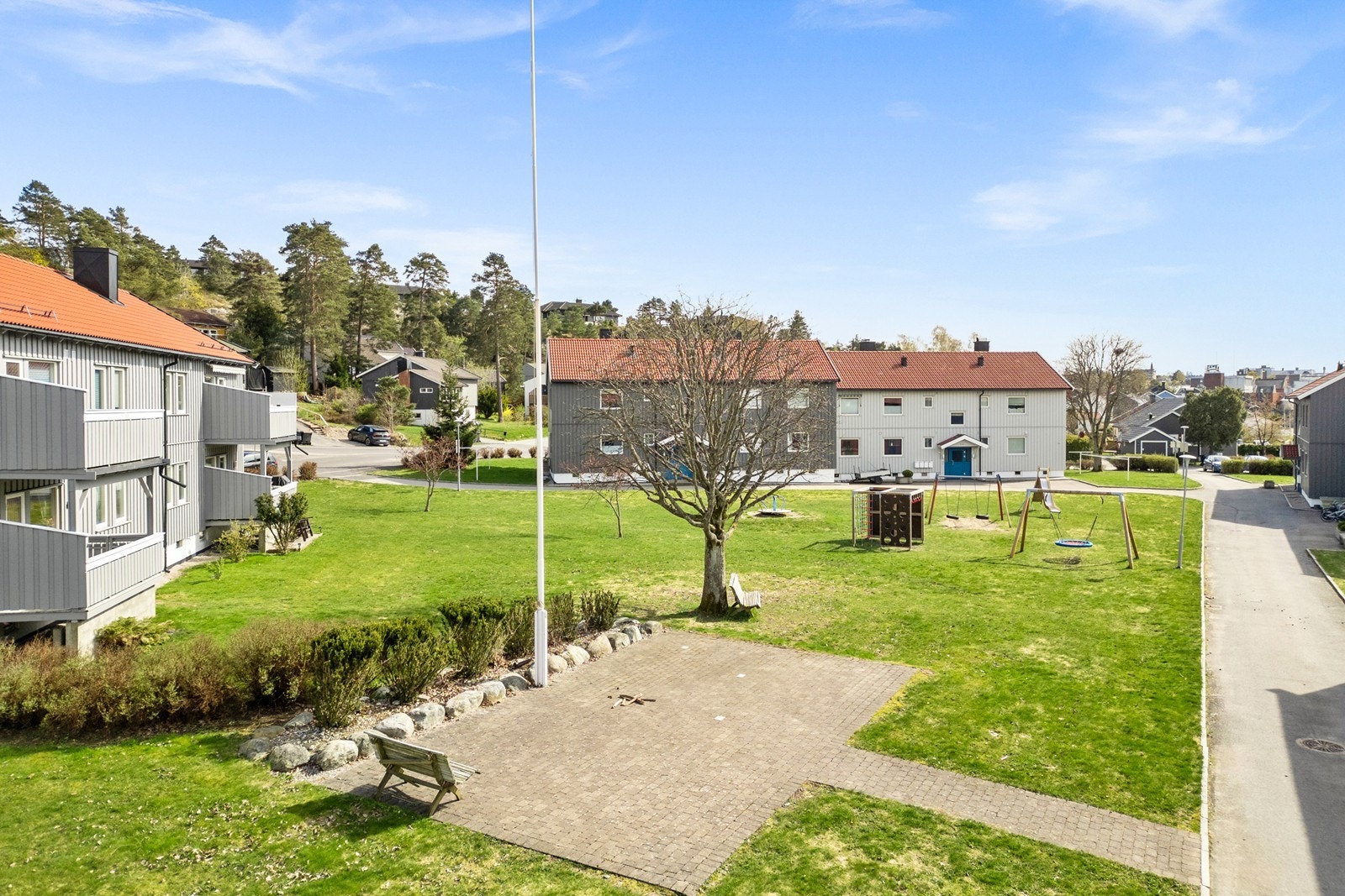 Fra leiligheten er det utsikt over borettslagets fellesarealer med lekeplass. Kurland barneskole ligger kun fire minutter unna. Galleribilde
