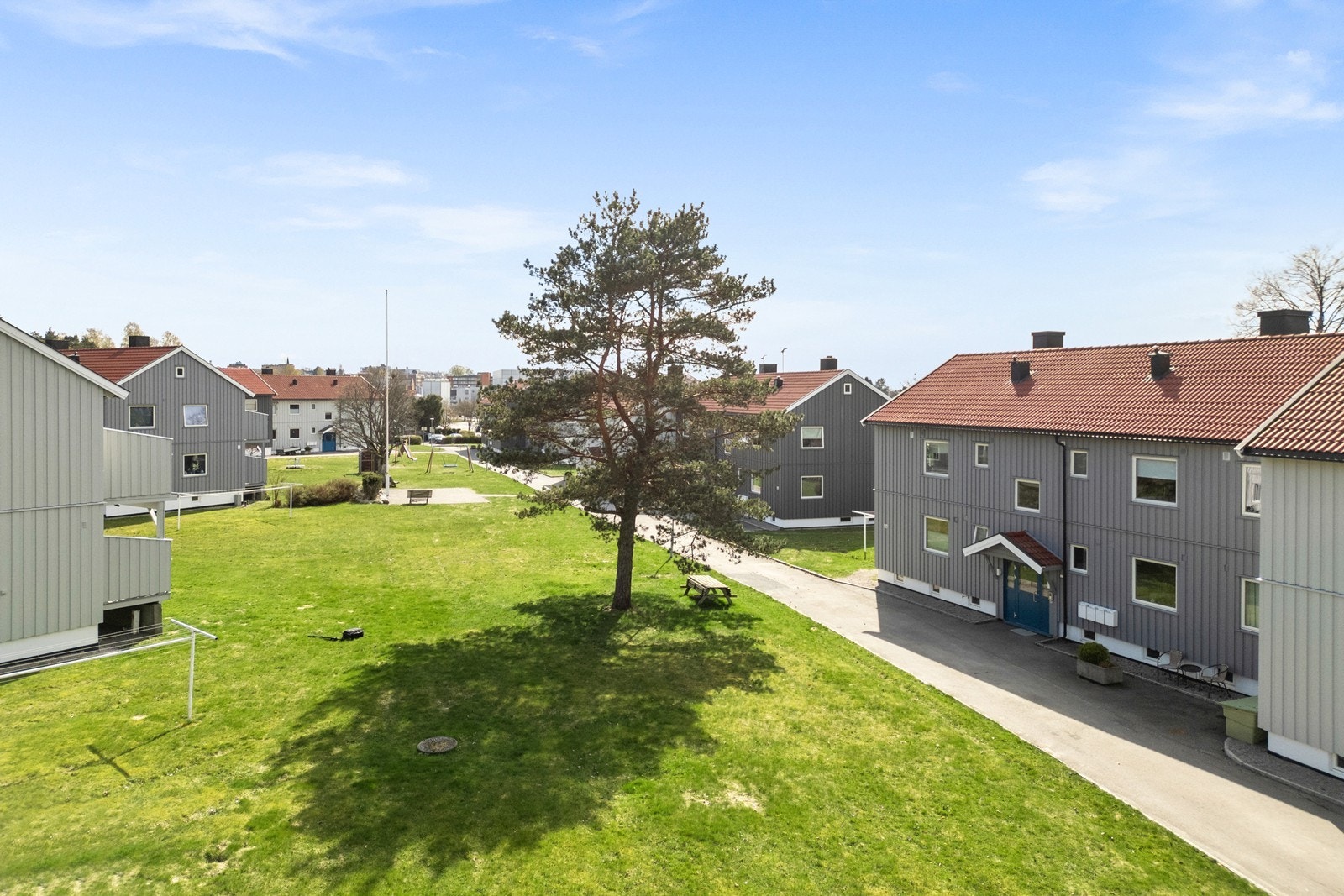 Kurland Borettslag er preget av store, opparbeidede grøntområder med gressplen og beplantning. Galleribilde