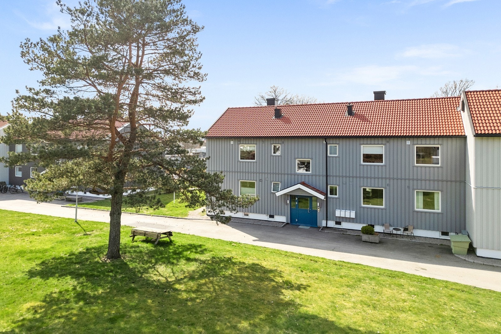 Adkomst via felles trapperom som ble pusset opp i 2022. Galleribilde