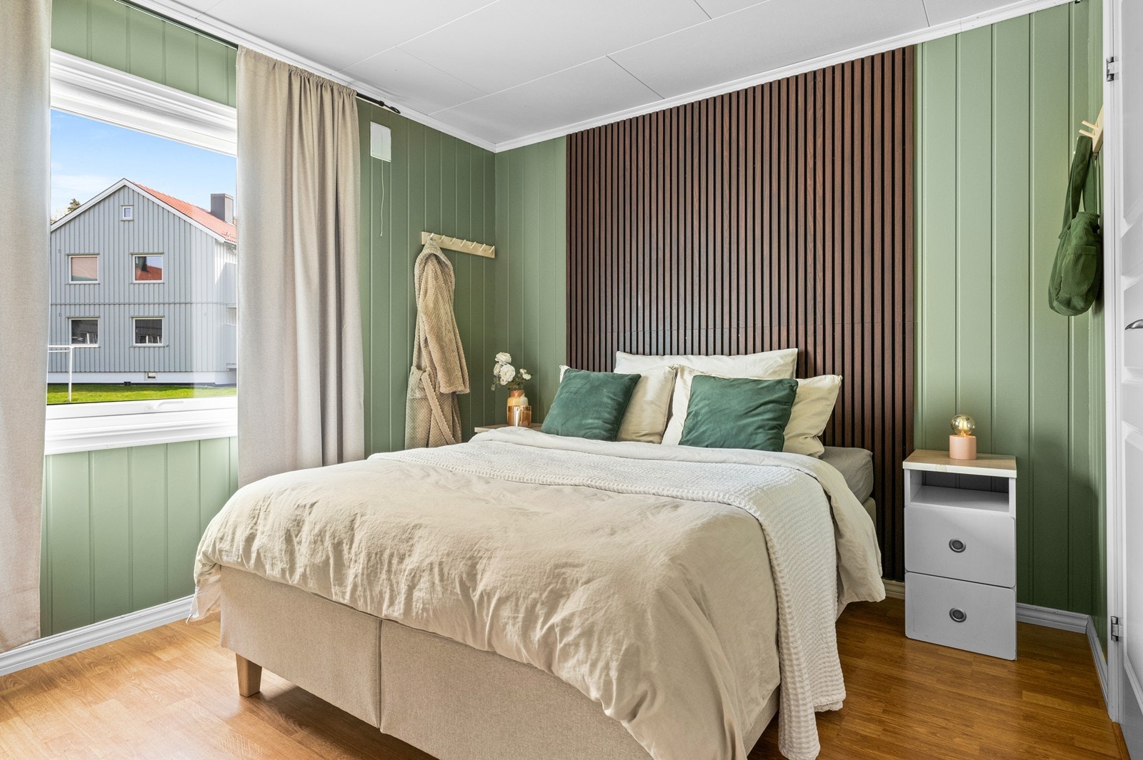 Hovedsoverommet har god plass til dobbeltseng og er innredet med en moderne spilevegg. Galleribilde