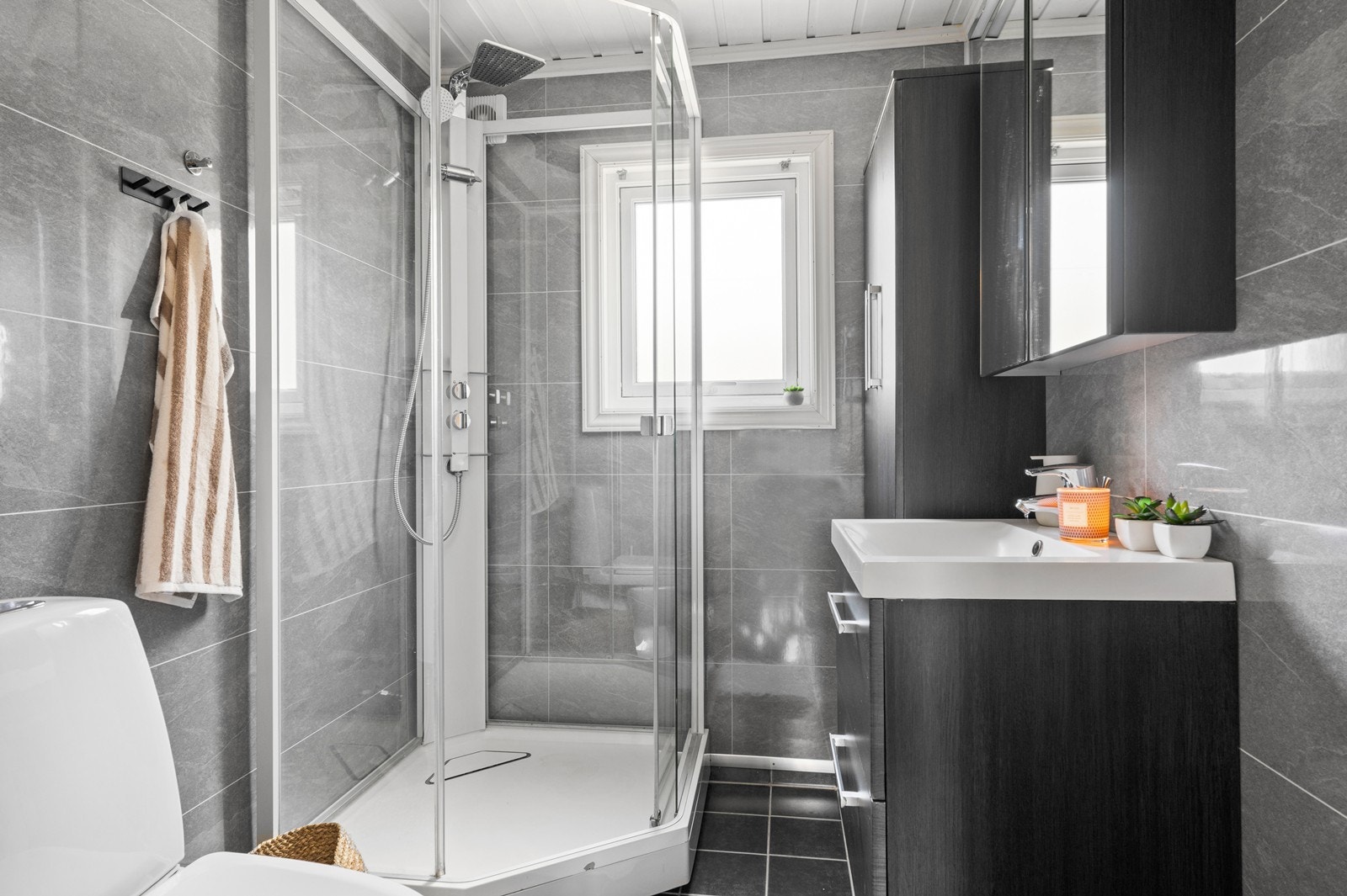 Badet ble oppusset som egeninnsats i 2015, med flislagt gulv med varmekabler og vegger kledd med våtromsplater. Galleribilde