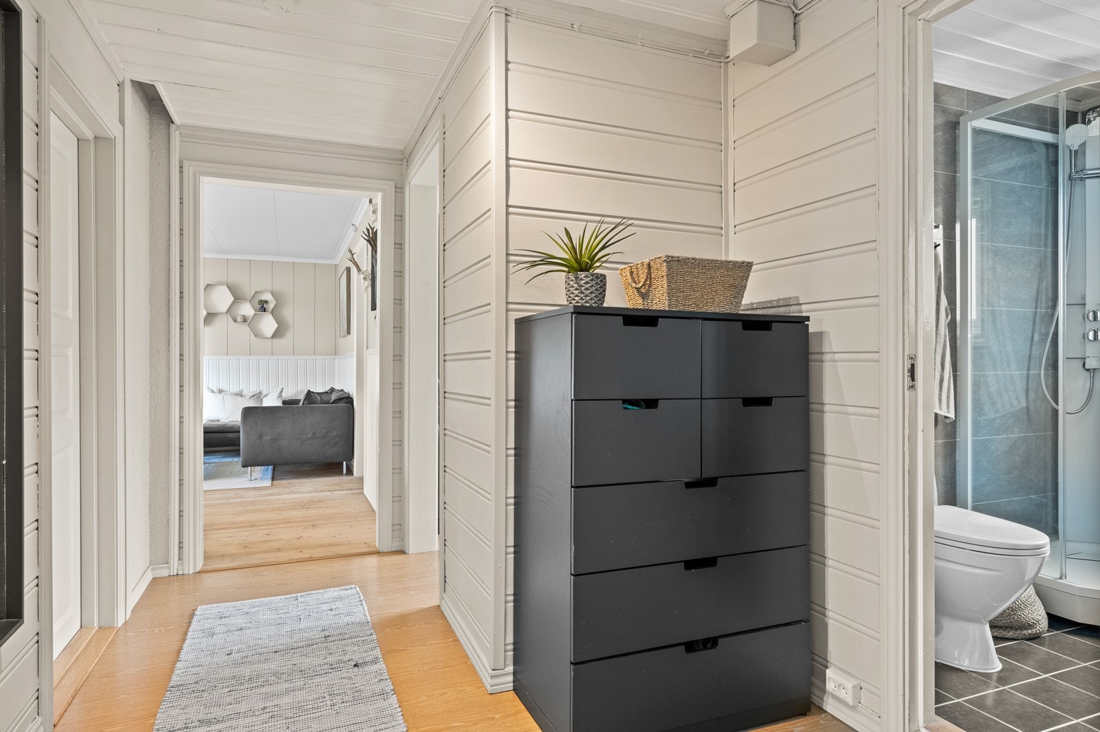 Gangen er utstyrt med porttelefon for fjernåpning av hoveddøren. Galleribilde